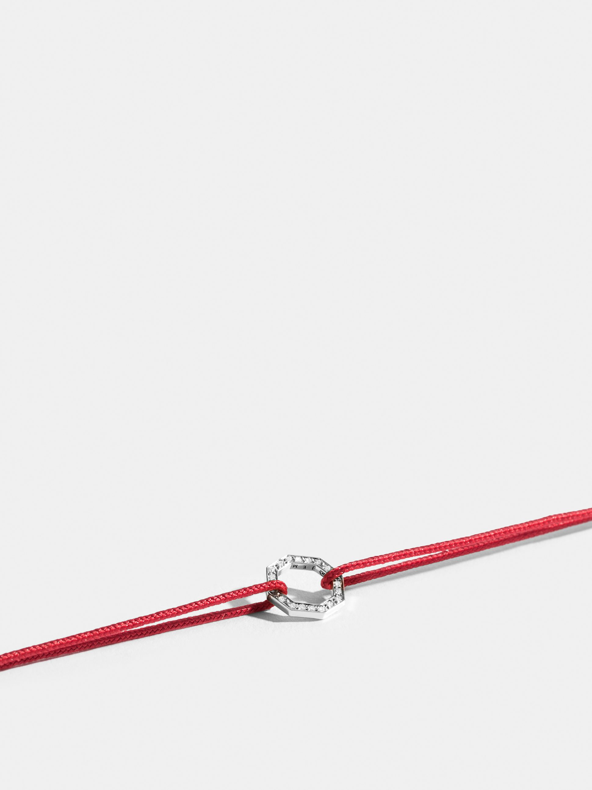 Motif Octogone en Or blanc éthique 18 carats certifié Fairmined et pavé de diamants de synthèse, sur cordon.