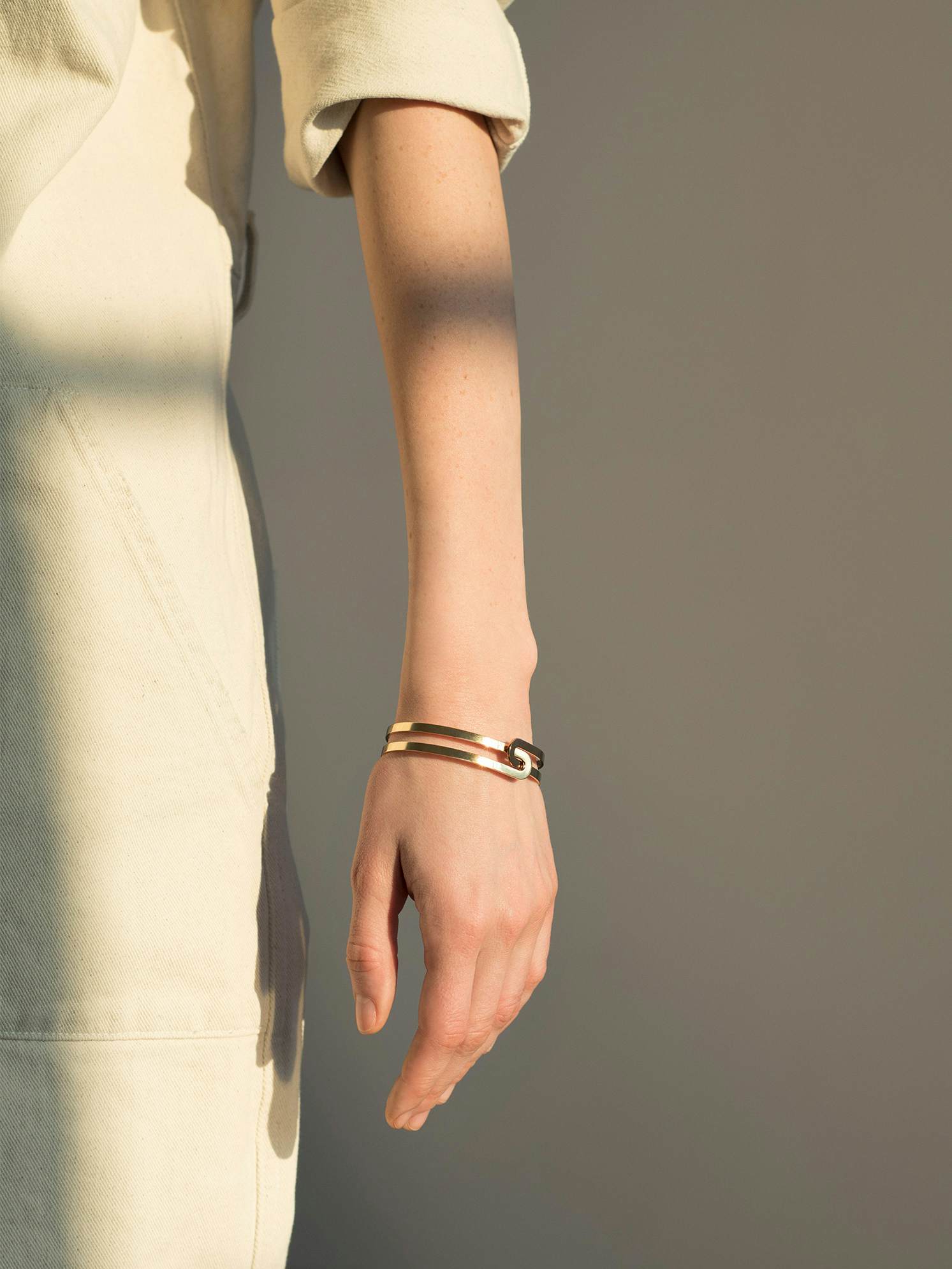 Bracelet Étreintes en Or jaune éthique 18 carats certifié Fairmined composé de deux demi-bracelets simples finition poli-brillant.