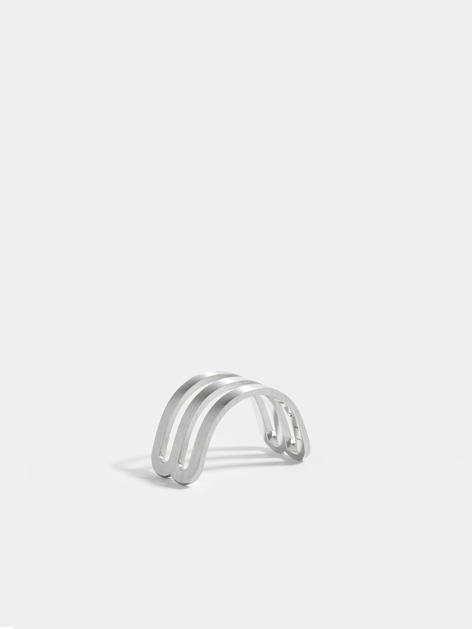 Étreintes double half-ring in 18k Fairmined ethical white gold, with brushed finish.