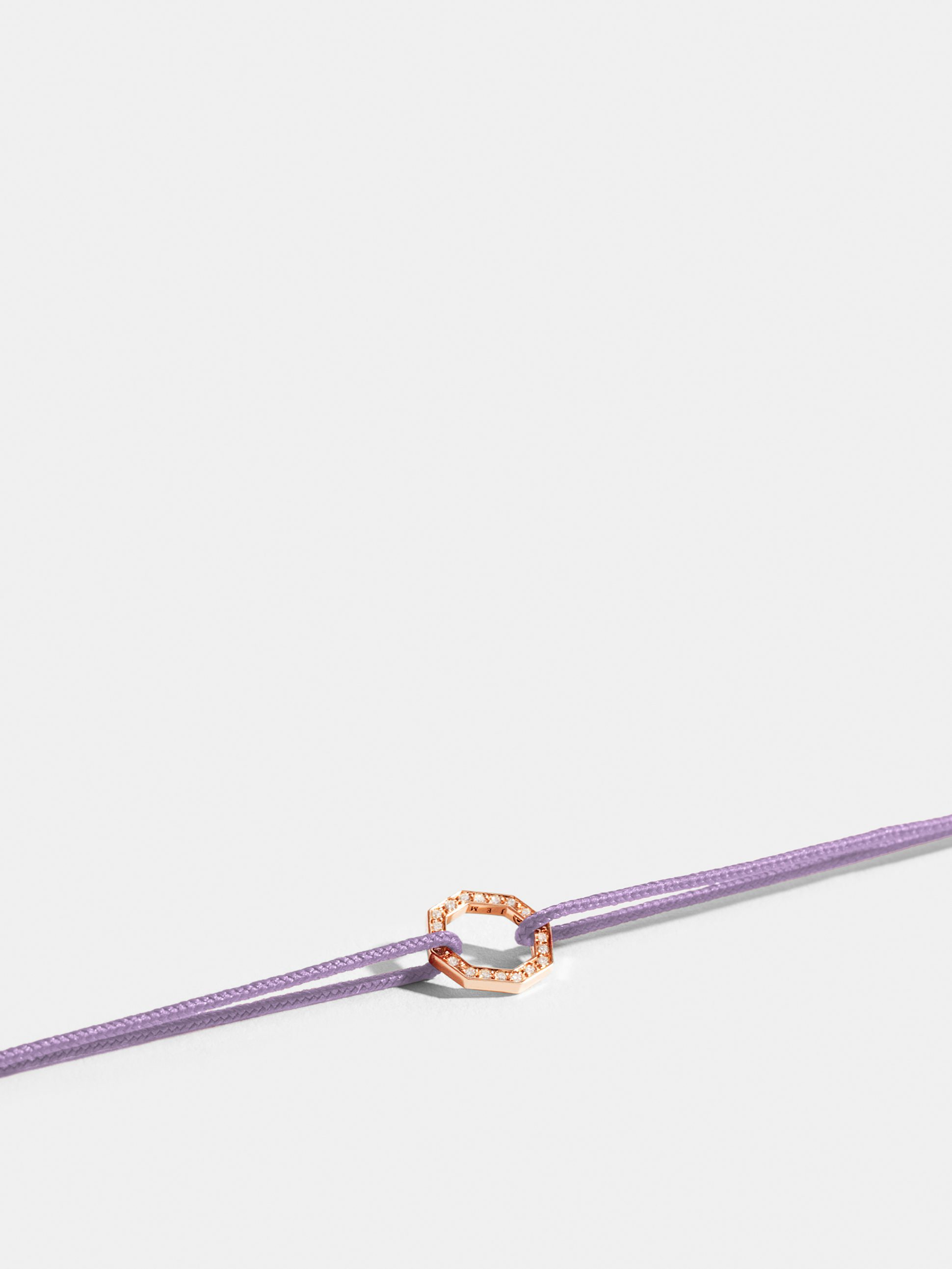 Motif Octogone en Or rose éthique 18 carats certifié Fairmined et pavé de diamants de synthèse, sur cordon violet lilas.