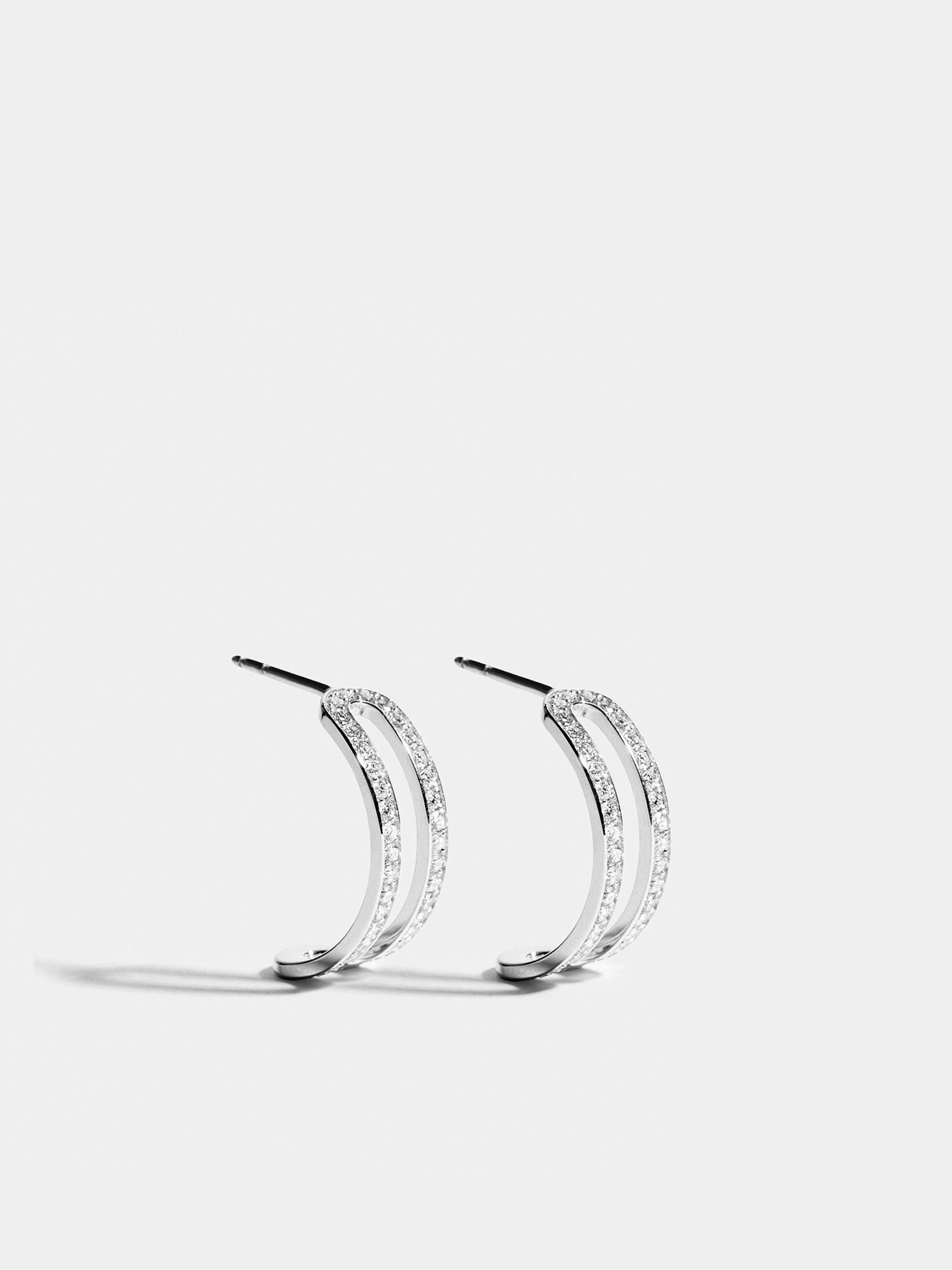 Boucles d'oreilles Étreintes en Or blanc éthique 18 carats certifié Fairmined et pavées de diamants de synthèse.