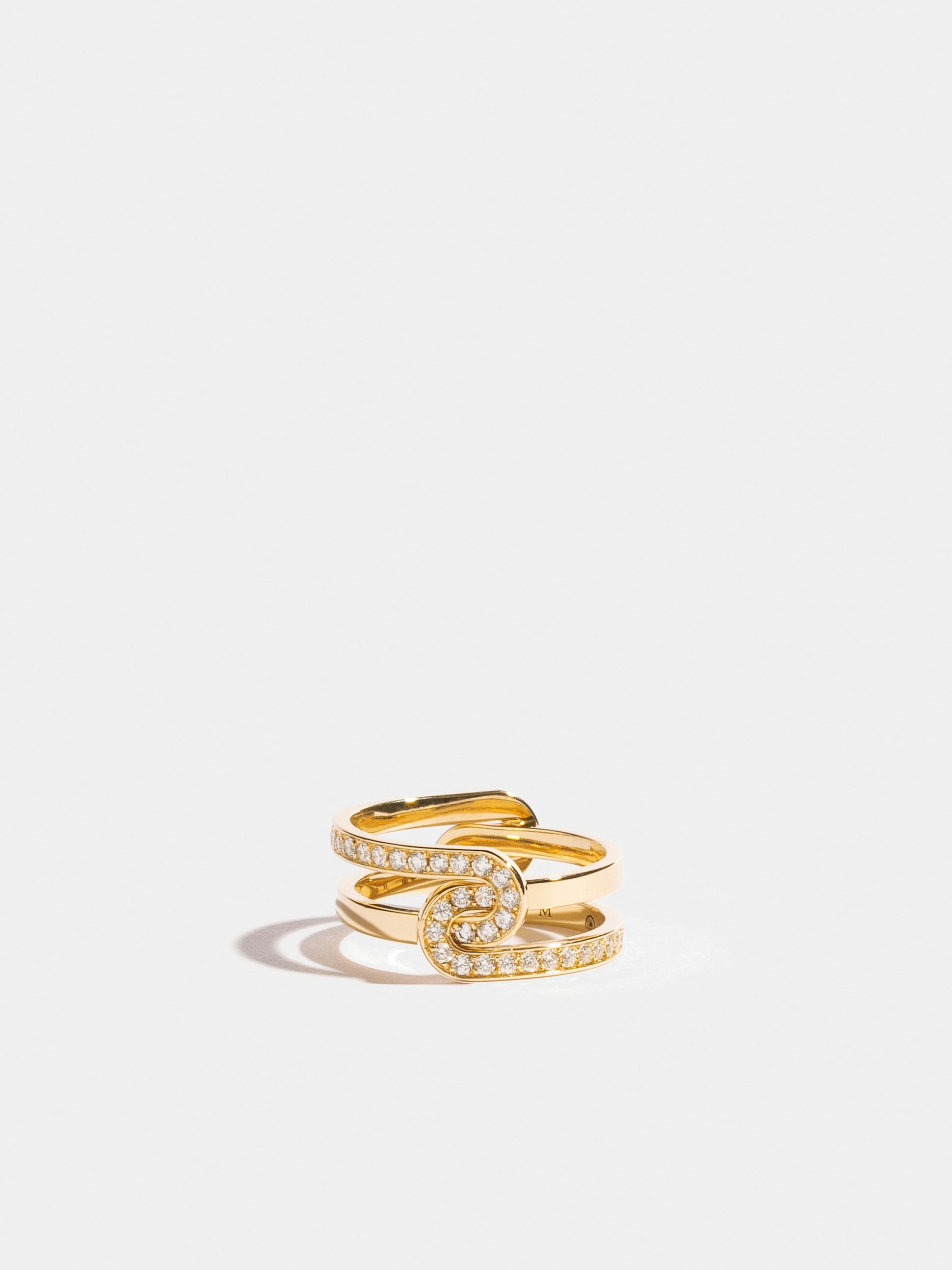 Bague Étreintes en Or jaune éthique 18 carats certifié Fairmined composée de deux demi-bagues simples pavées de diamants de synthèse sur une ligne.