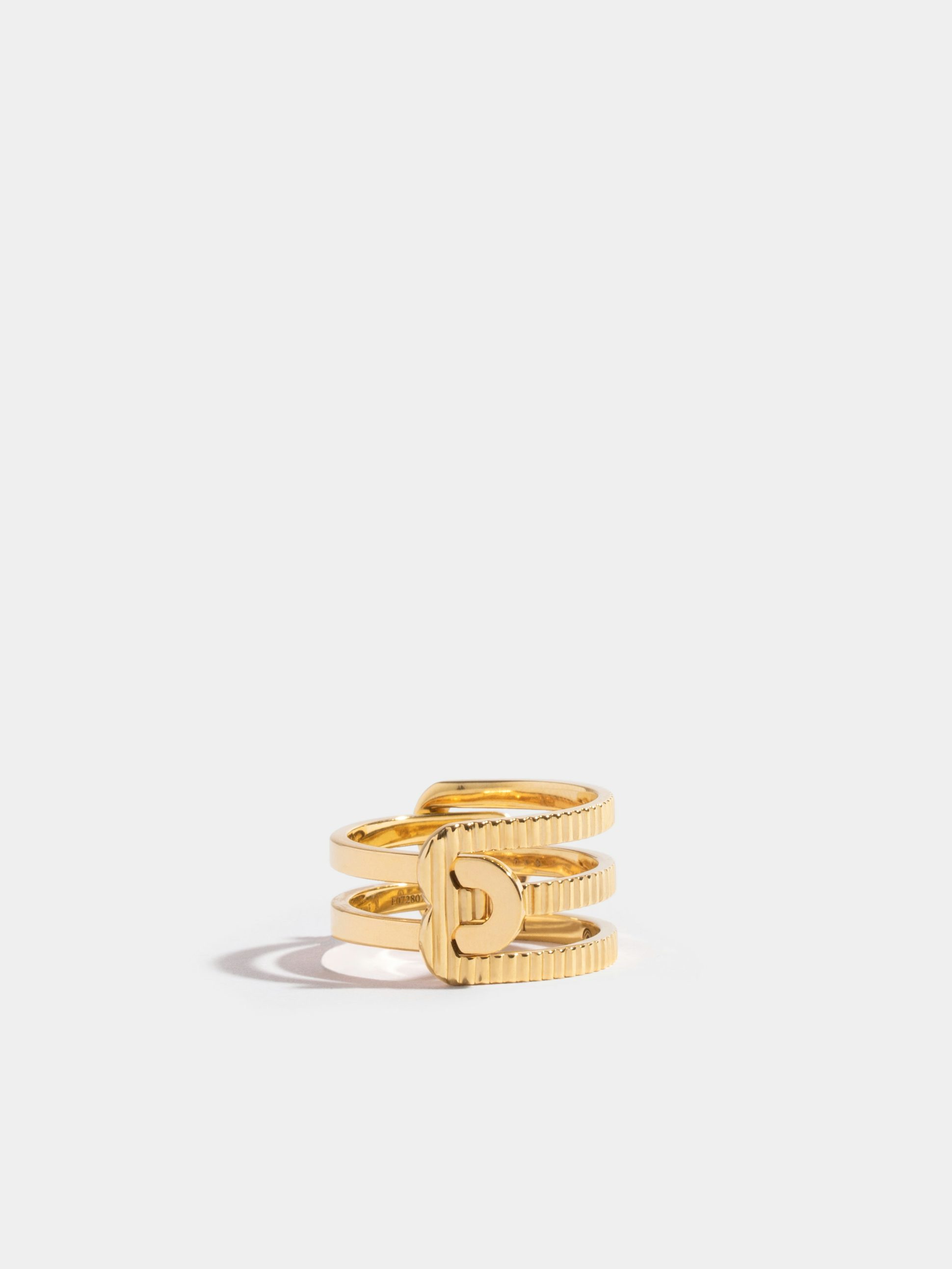 Bague Étreintes asymétrique en Or jaune éthique 18 carats certifié Fairmined composée d'une demi-bague simple poli-brillant et d'une demi-bague double godronnée.