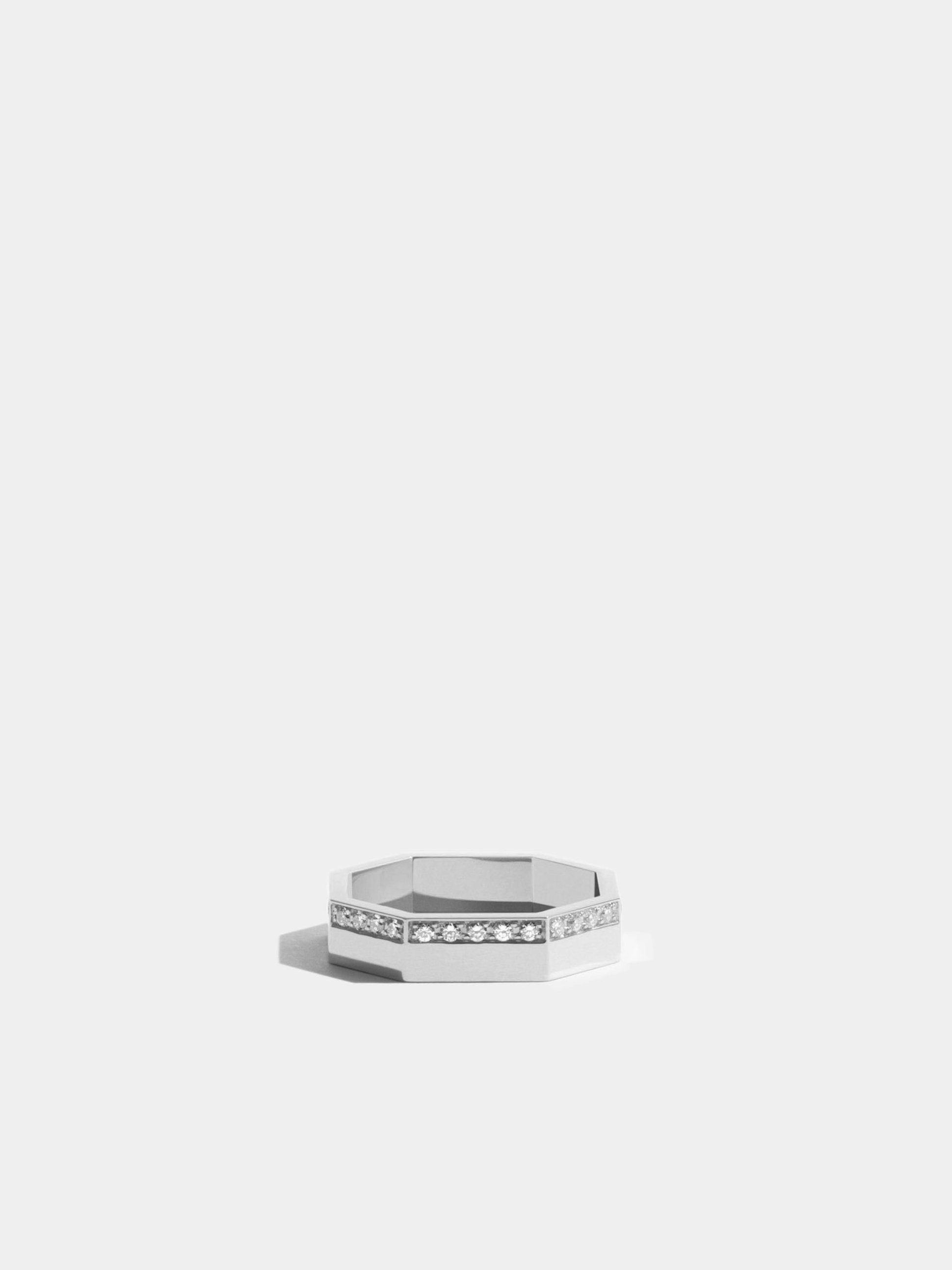 Bague Octogone simple en Or blanc éthique 18 carats certifié Fairmined et pavée de diamants de synthèse sur un rang