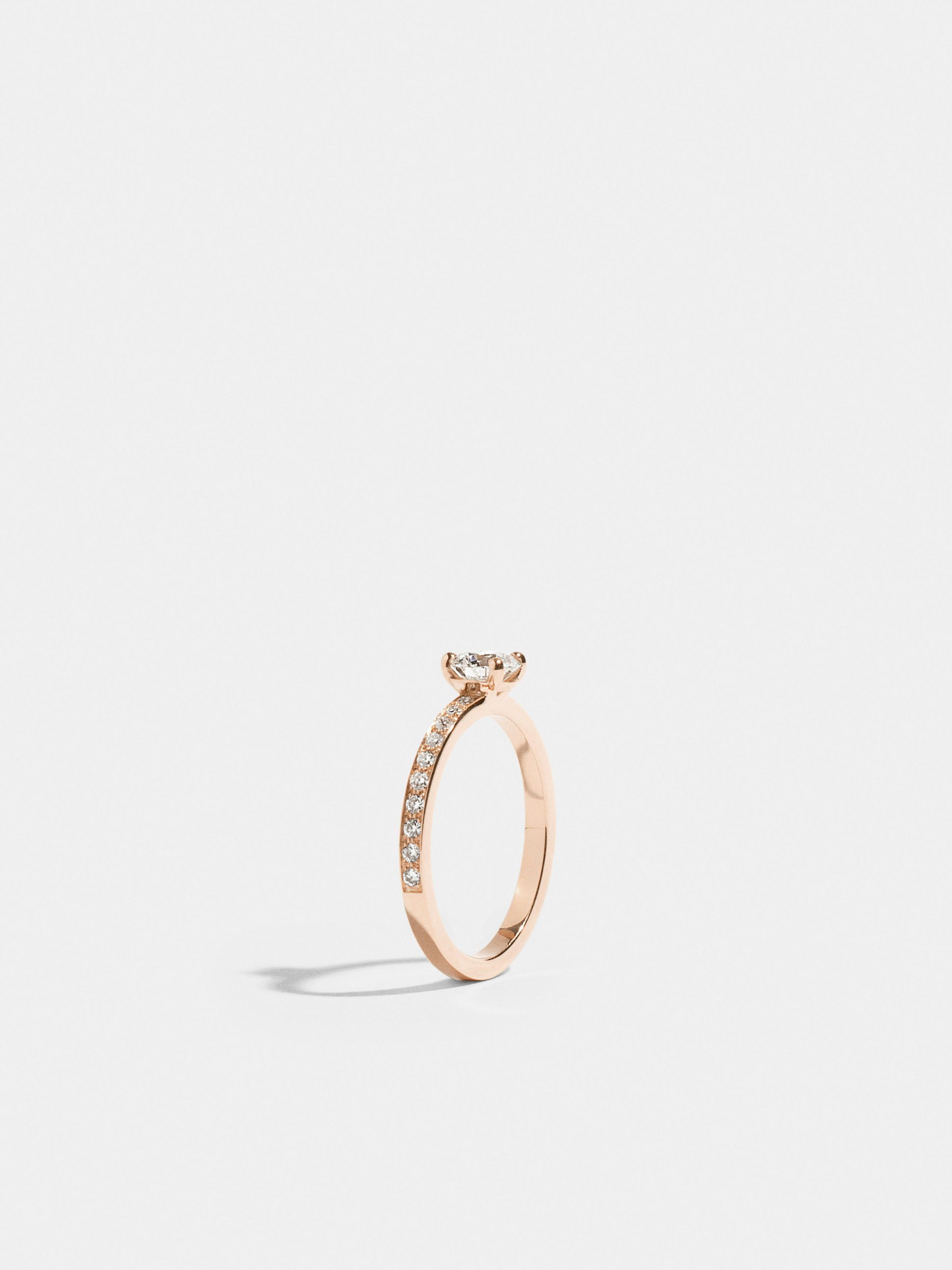 Solitaire Anagramme flat ribbon in rose gold 18k Fairmined ethical, paved and set with a 0.50 carat brilliant cut labgrown diamond