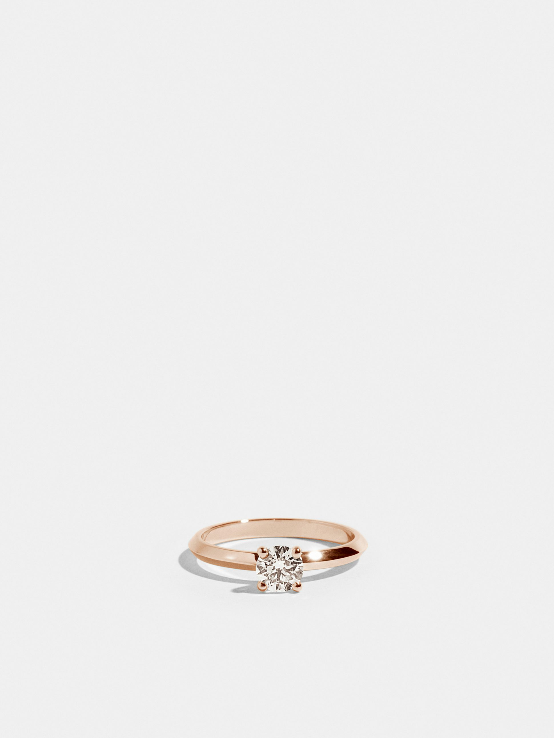 Solitaire Anagramme biseauté en Or rose éthique 18 carats certifié Fairmined serti d'un diamant de synthèse taille brillant de 0,50 carat | JEM joaillerie durable