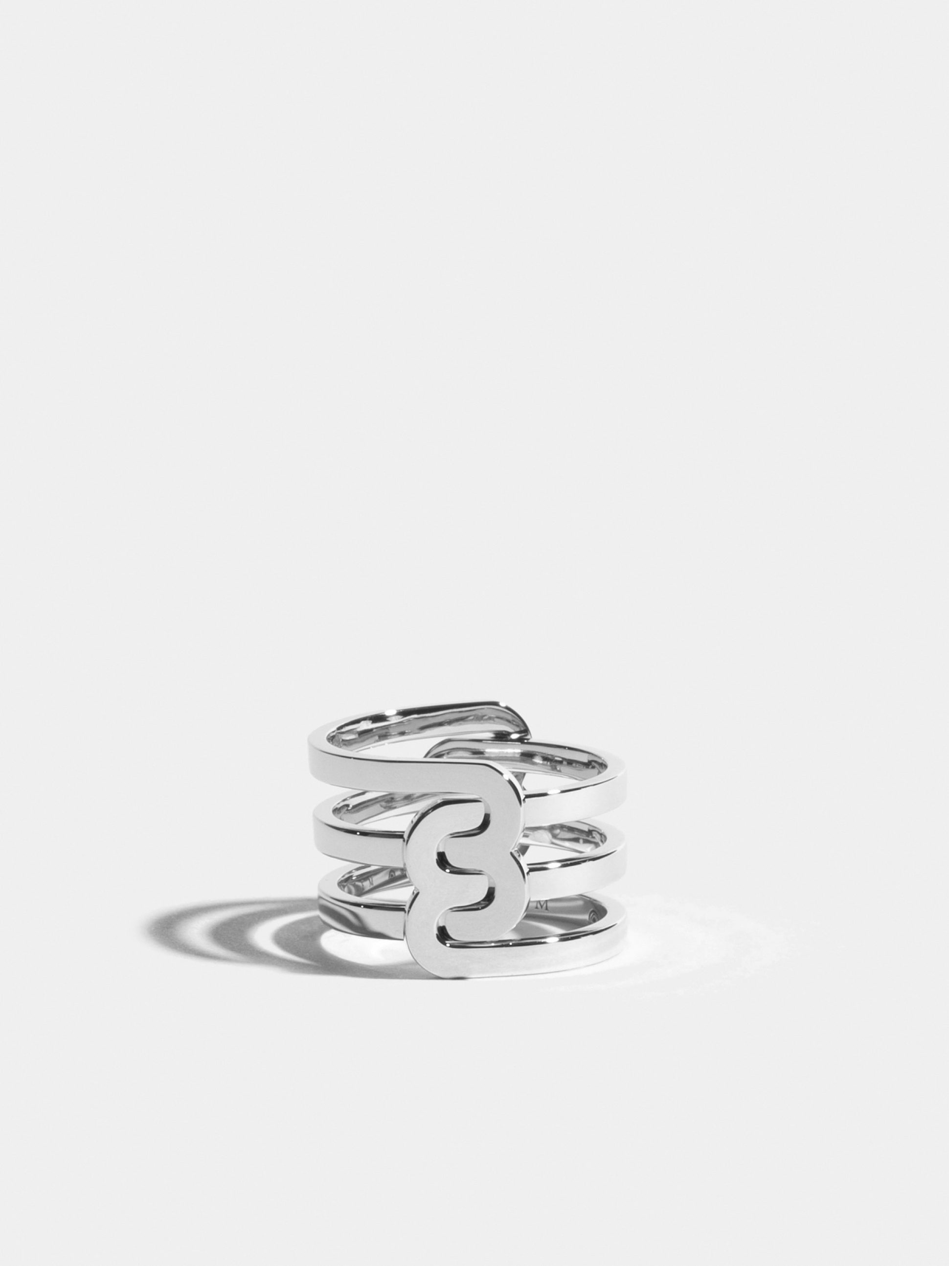 Bague Étreintes en Or blanc éthique 18 carats certifié Fairmined composée de deux demi-bagues doubles finition poli-brillant.