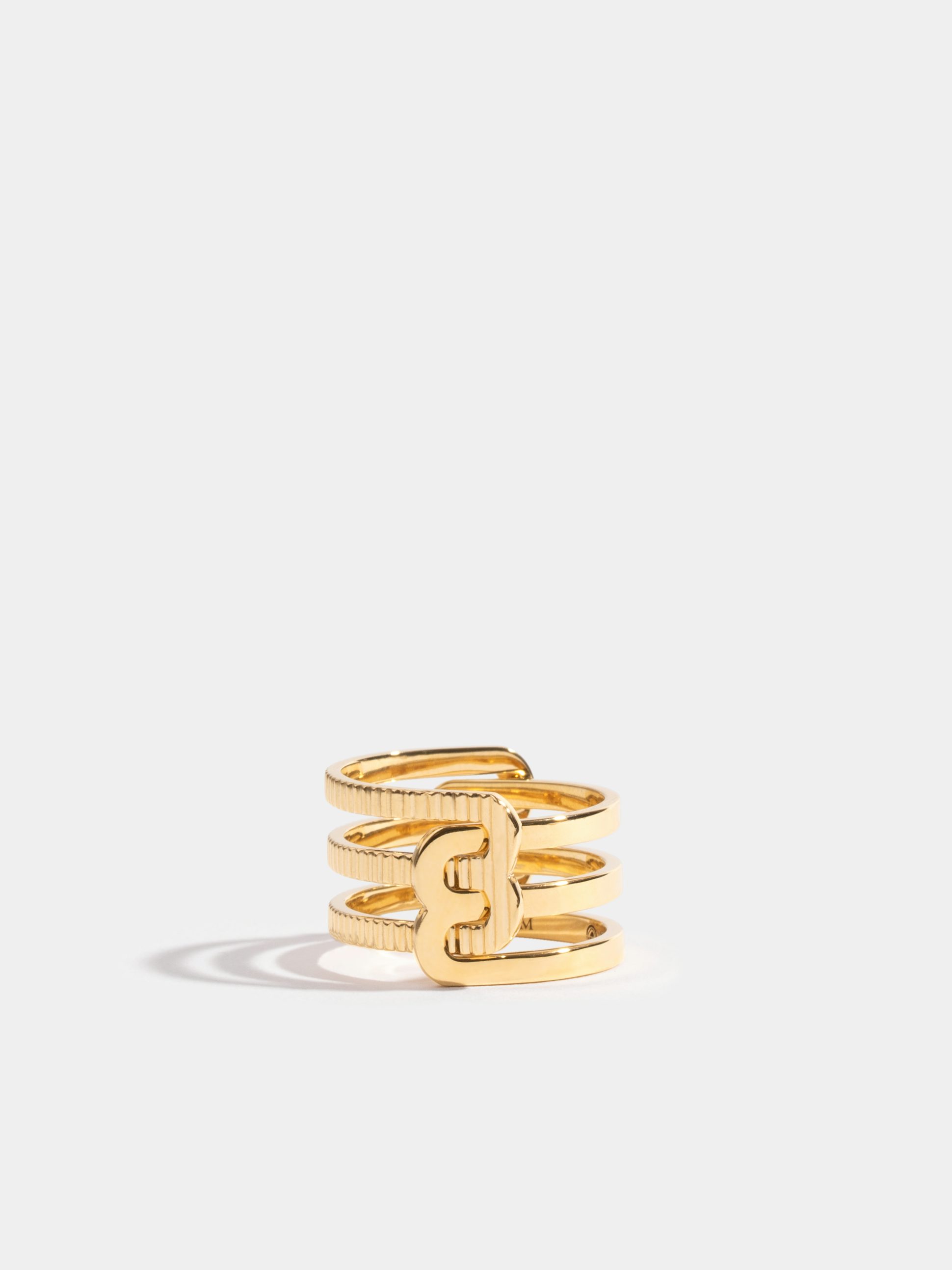 Bague Étreintes en Or jaune éthique 18 carats certifié Fairmined composée d'une demi-bague double finition poli-brillant et d'une demi-bague double finition godronnée.