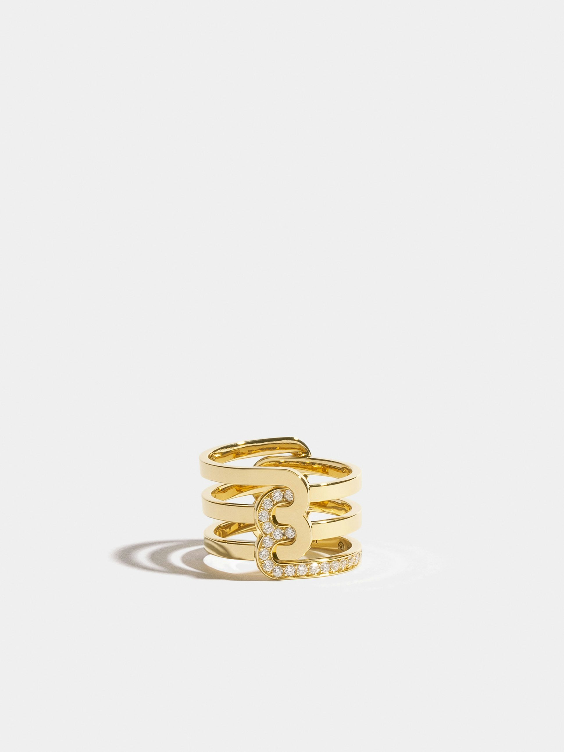 Bague Étreintes en Or jaune éthique 18 carats certifié Fairmined composée d'une demi-bague double finition poli-brillant et d'une demi-bague double pavée de diamants de synthèse sur une ligne.
