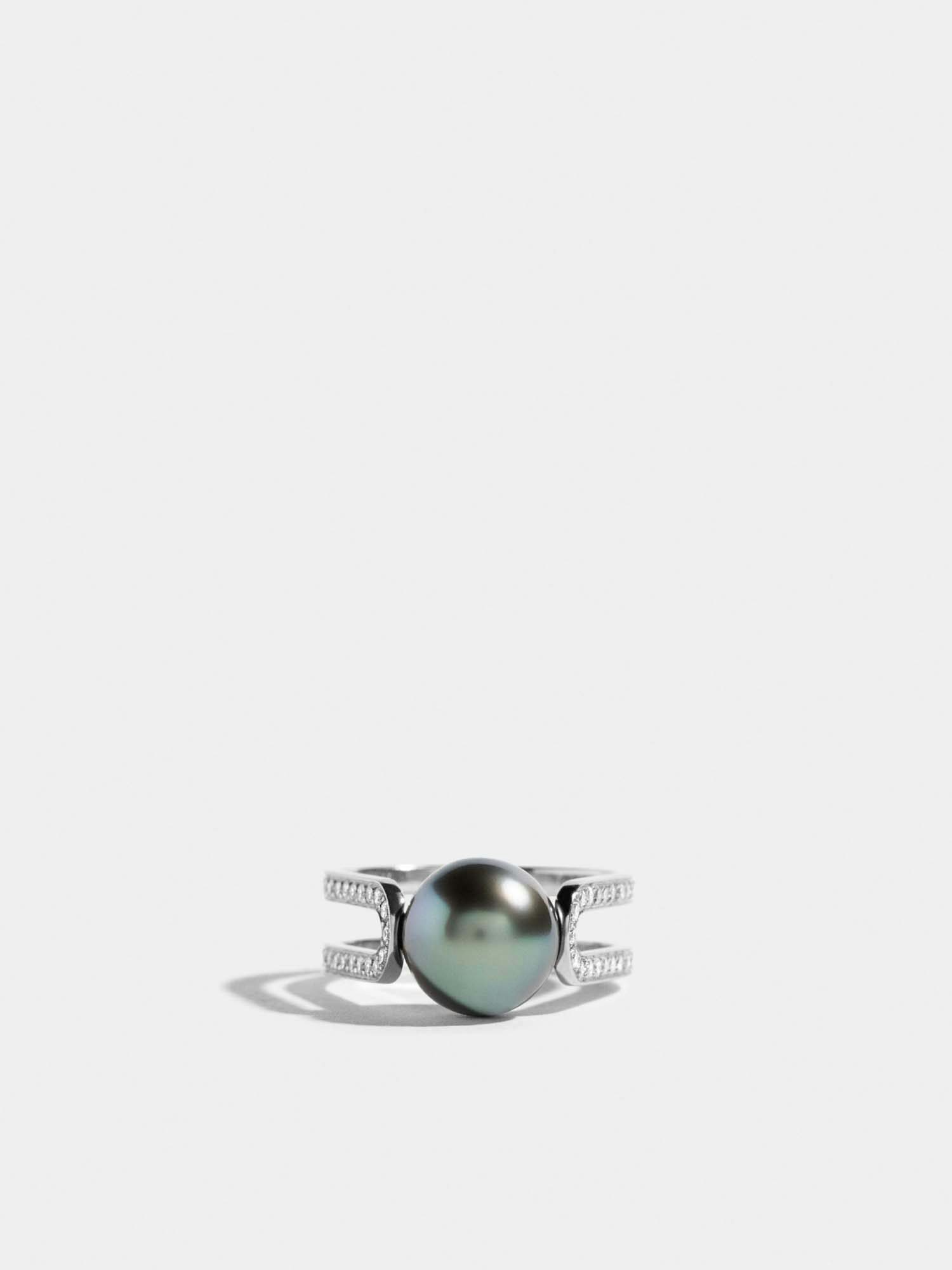 Solitaire Étreintes en Or blanc éthique 18 carats certifié Fairmined pavé de diamants de synthèse et serti d'une perle bleue des Fidji de 9mm