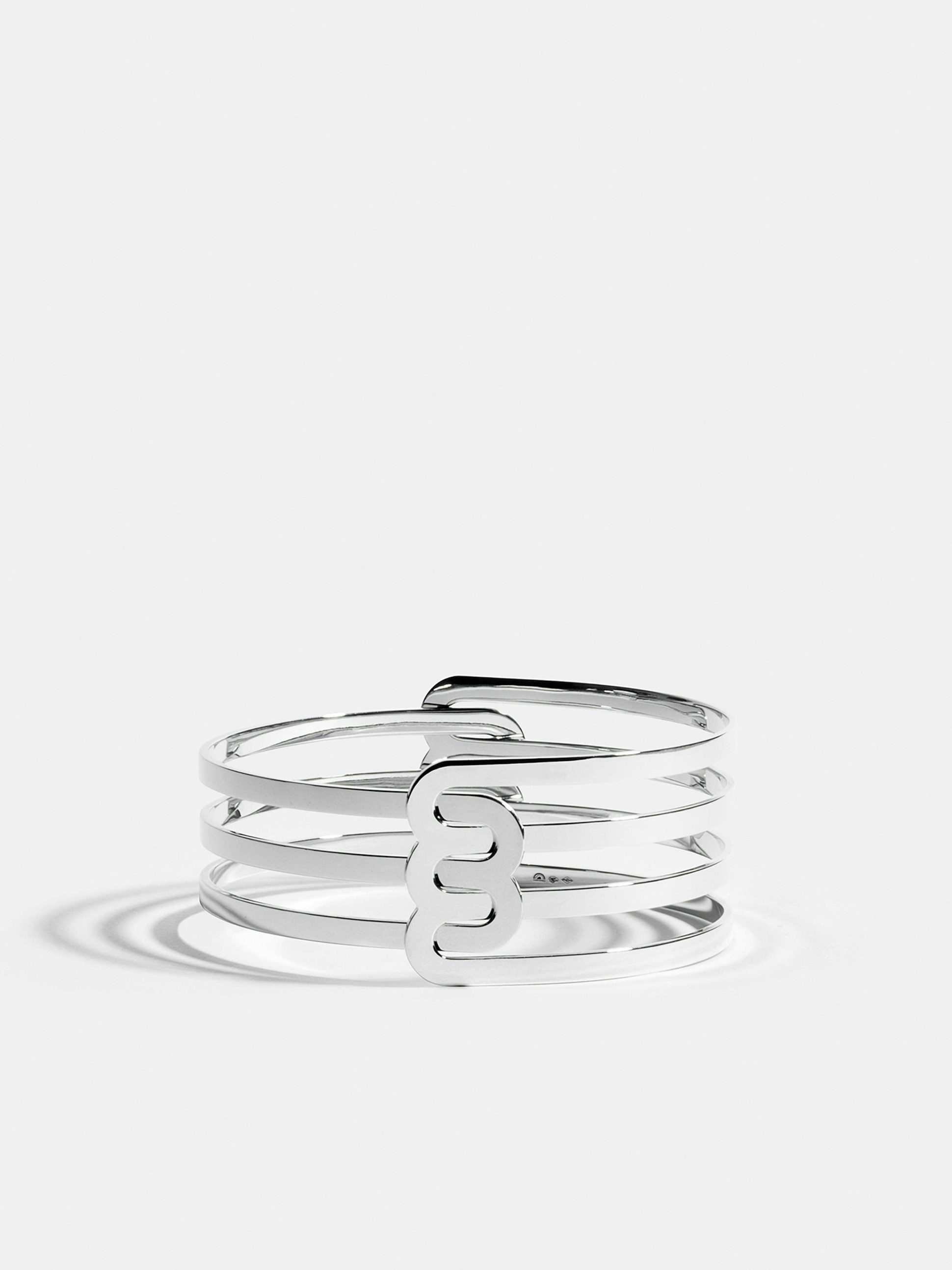 Bracelet Étreintes en Or blanc éthique 18 carats certifié Fairmined composé d'un demi-bracelet double finition poli-brillant et d'un demi-bracelet triple finition poli-brillant.