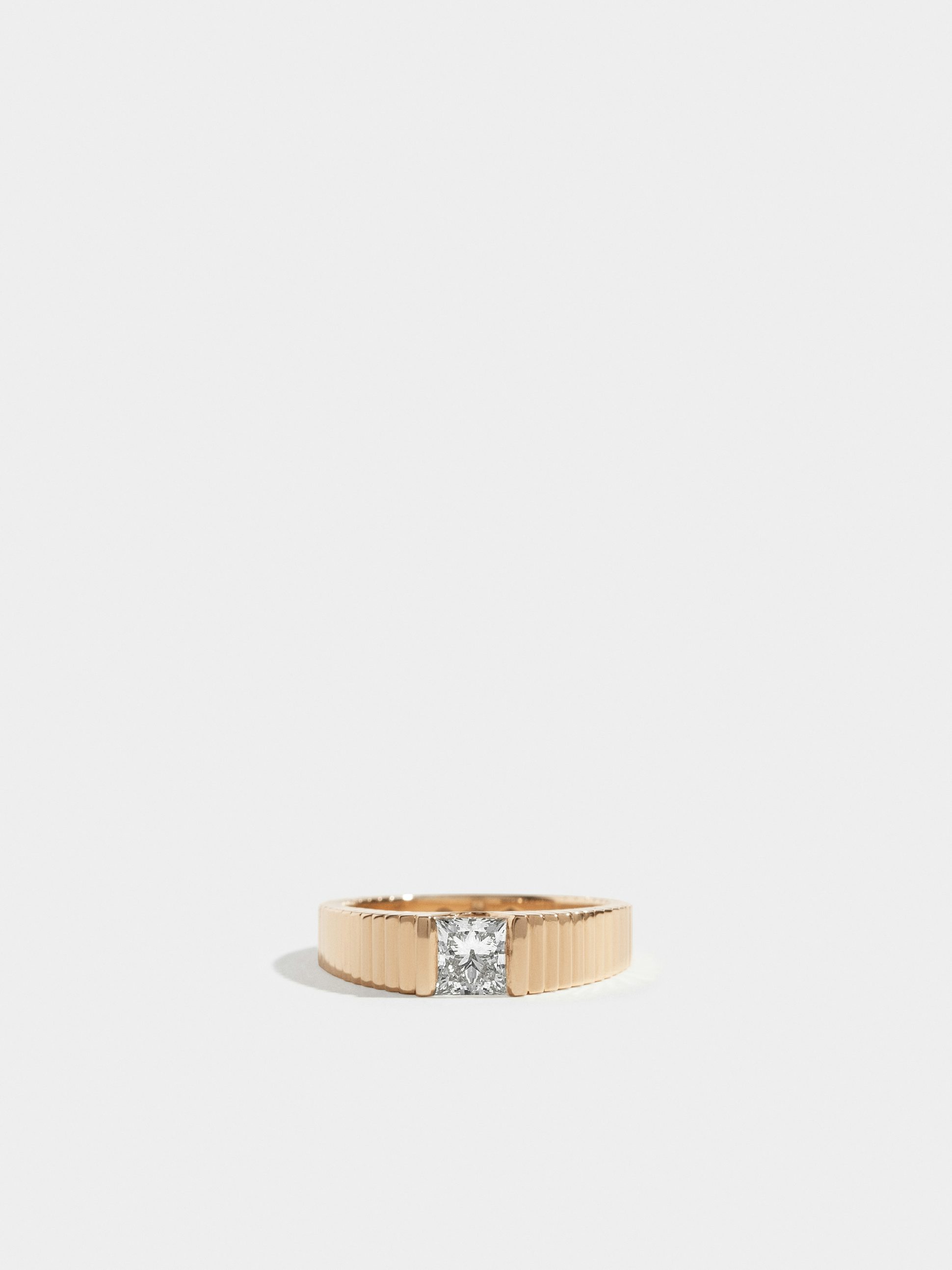 Solitaire Via en Or rose éthique 18 carats certifié Fairmined serti d'un diamant de synthèse taille princesse, à partir de 0,70 carat (qualité GVS).