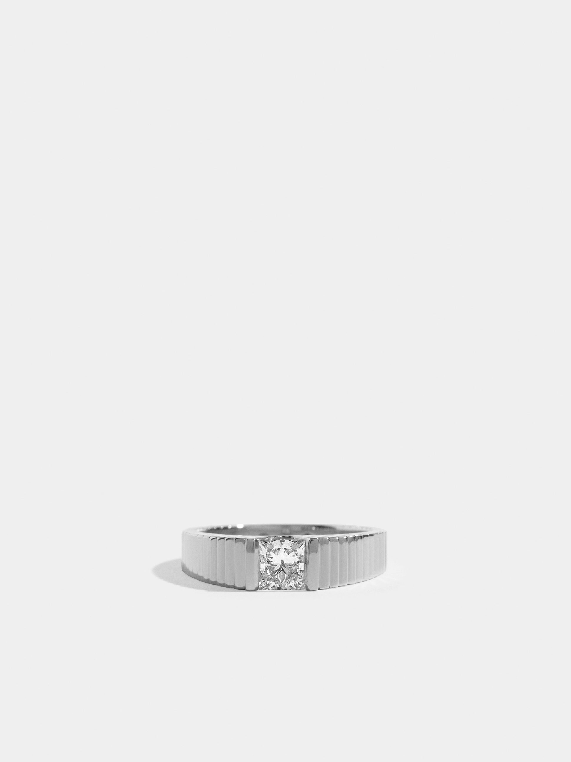 Solitaire Via en Or blanc éthique 18 carats certifié Fairmined serti d'un diamant de synthèse taille princesse, à partir de 0,70 carat (qualité GVS).