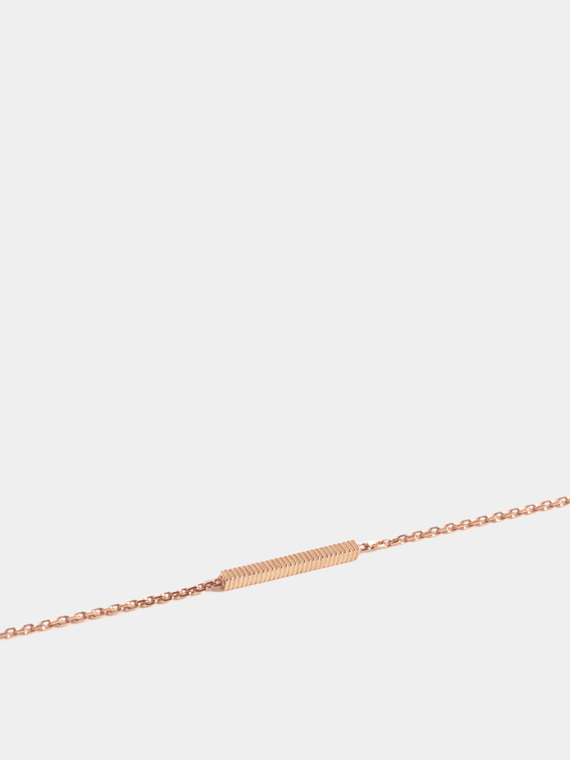 Motif Anagramme godronné en Or rose éthique 18 carats certifié Fairmined, sur chaîne de 18 cm