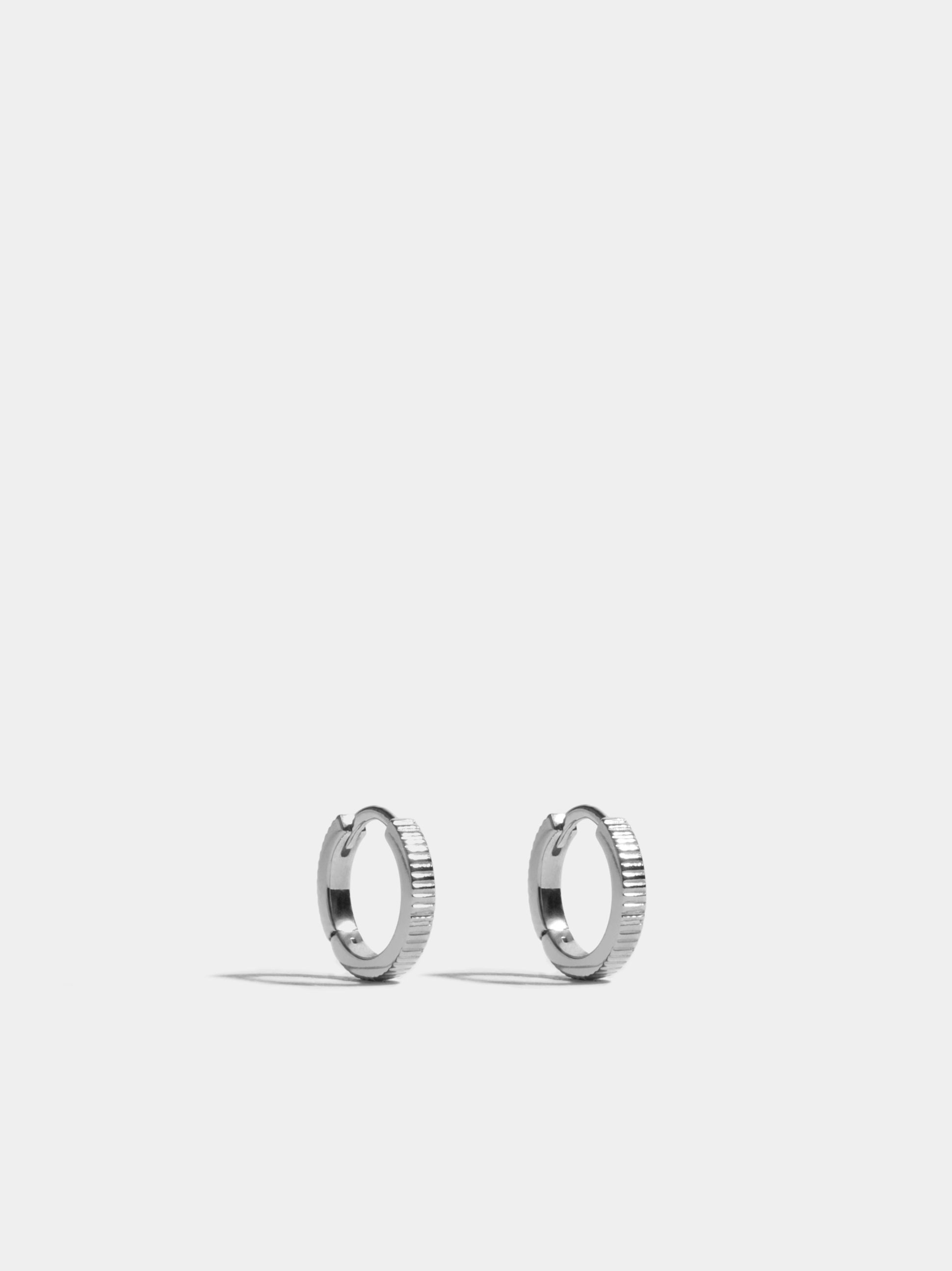 Boucles d'oreilles Anagramme godronnée en Or blanc éthique 18 carats certifié Fairmined