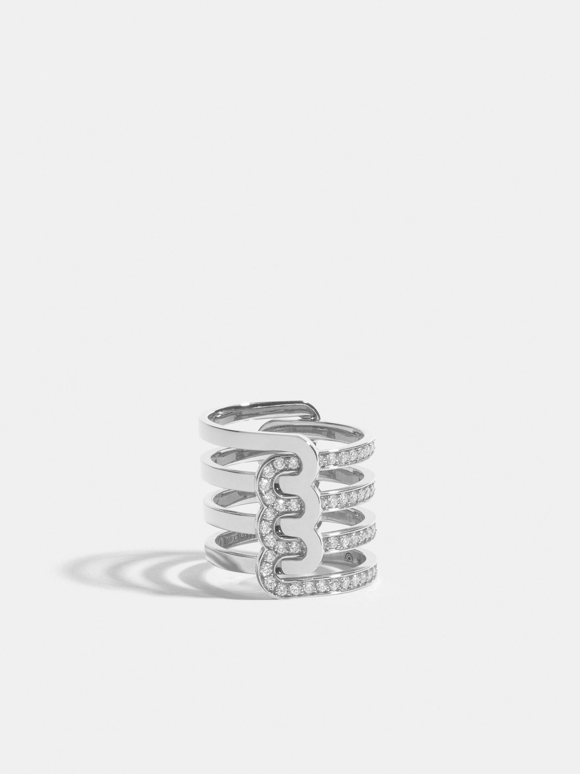 Bague Étreintes en Or blanc éthique 18 carats certifié Fairmined composée d'une demi-bague triple finition poli-brillant et d'une demi-bague triple pavée en entier de diamants de synthèse.