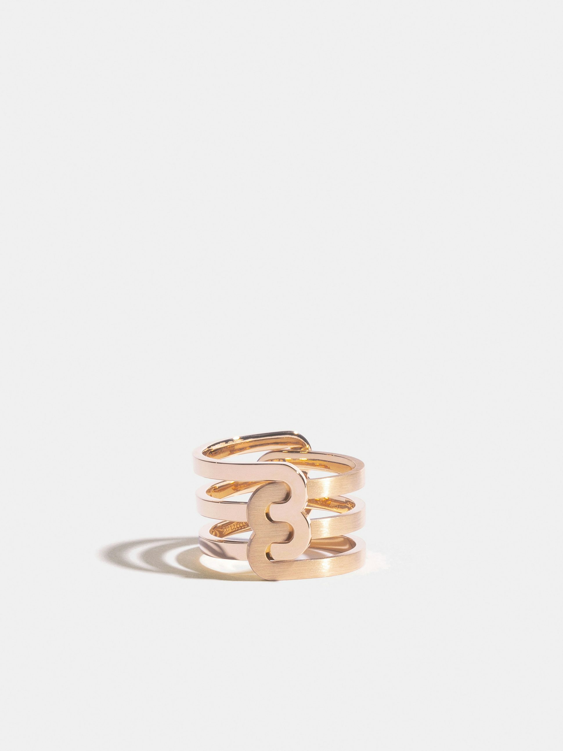 Bague Étreintes en Or rose éthique 18 carats certifié Fairmined composée d'une demi-bague double finition poli-brillant et d'une demi-bague double finition brossée.