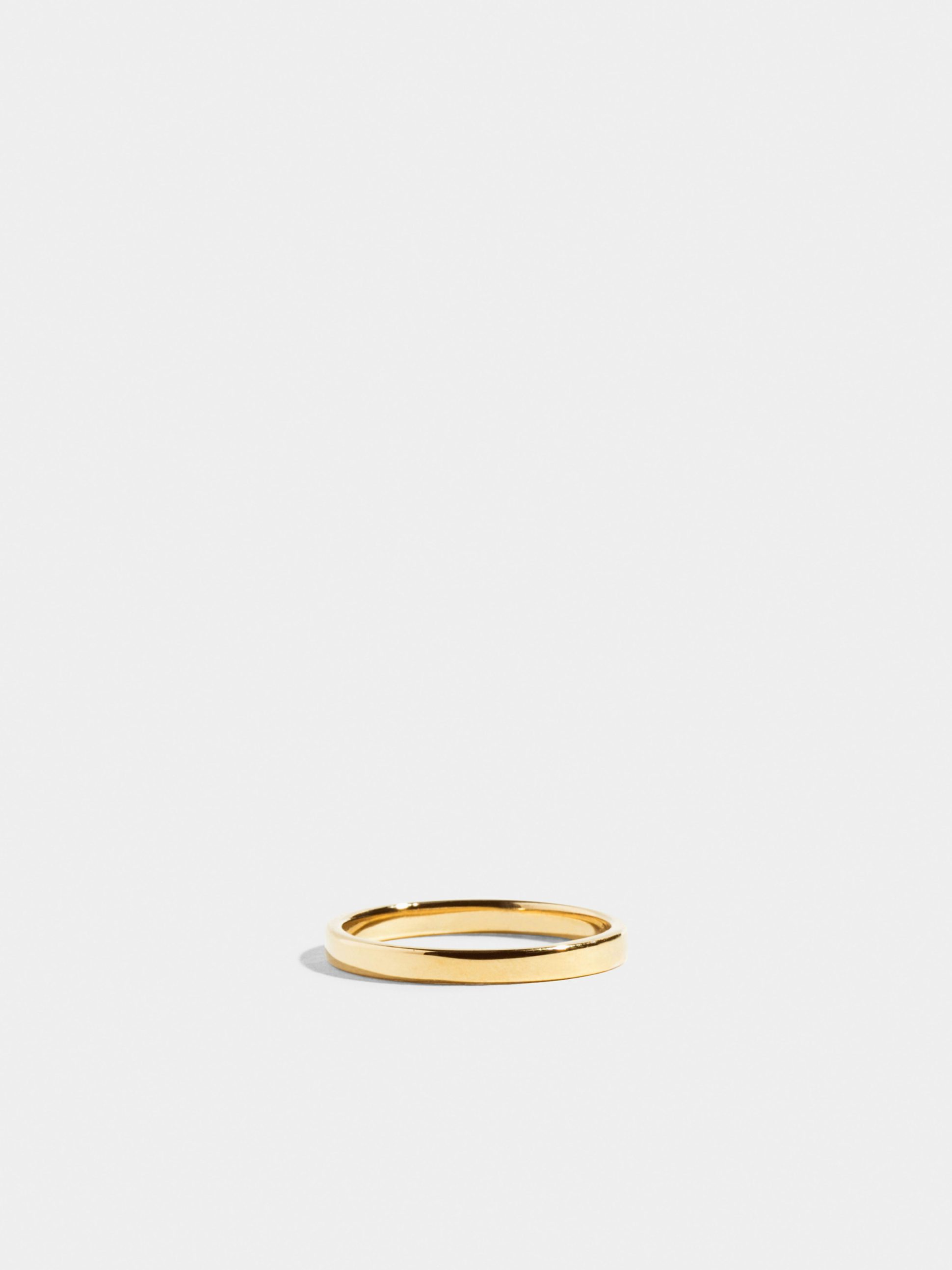 Alliance ruban plat en Or jaune éthique 18 carats certifié Fairmined sur une largeur de 2mm.
