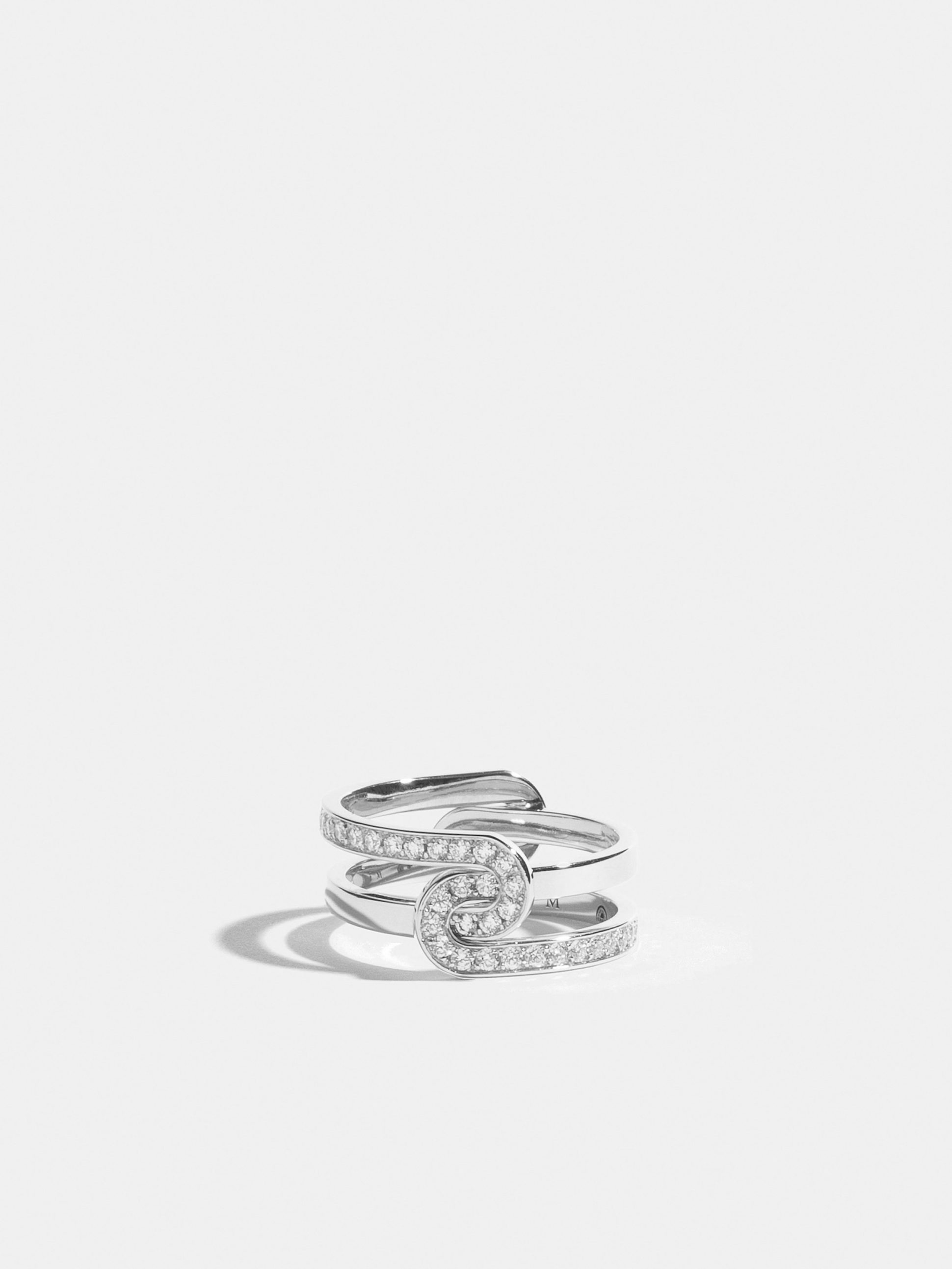 Bague Étreintes en Or blanc éthique certifié Fairmined composée de deux demi-bagues simples pavées de diamants de synthèse sur une ligne.