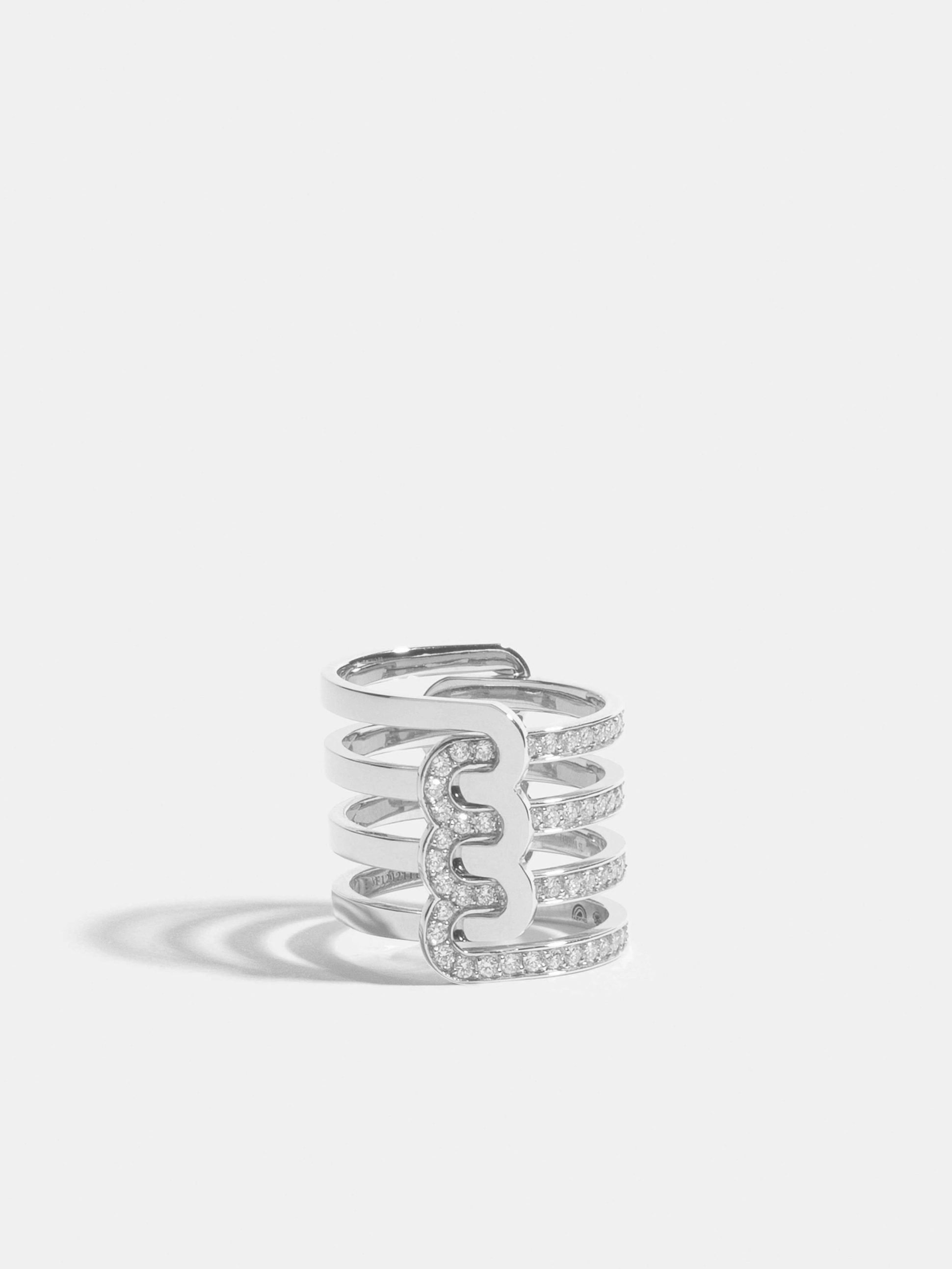 Bague Étreintes en Or blanc éthique 18 carats certifié Fairmined composée d'une demi-bague triple finition poli-brillant et d'une demi-bague triple pavée en entier de diamants de synthèse.