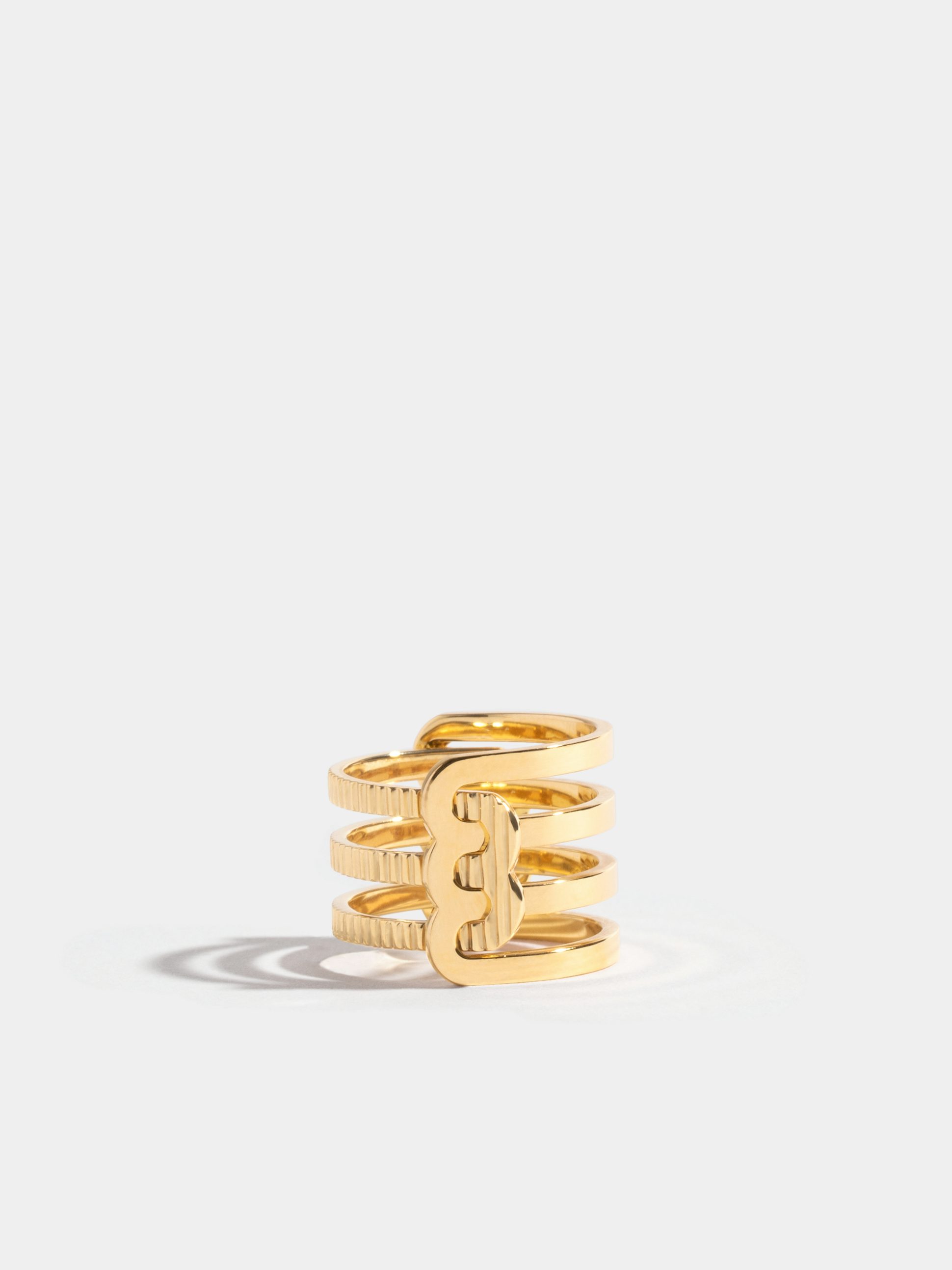 Bague Étreintes en Or jaune éthique 18 carats certifié Fairmined composée d'une demi-bague double finition godronnée et d'une demi-bague triple finition poli-brillant.