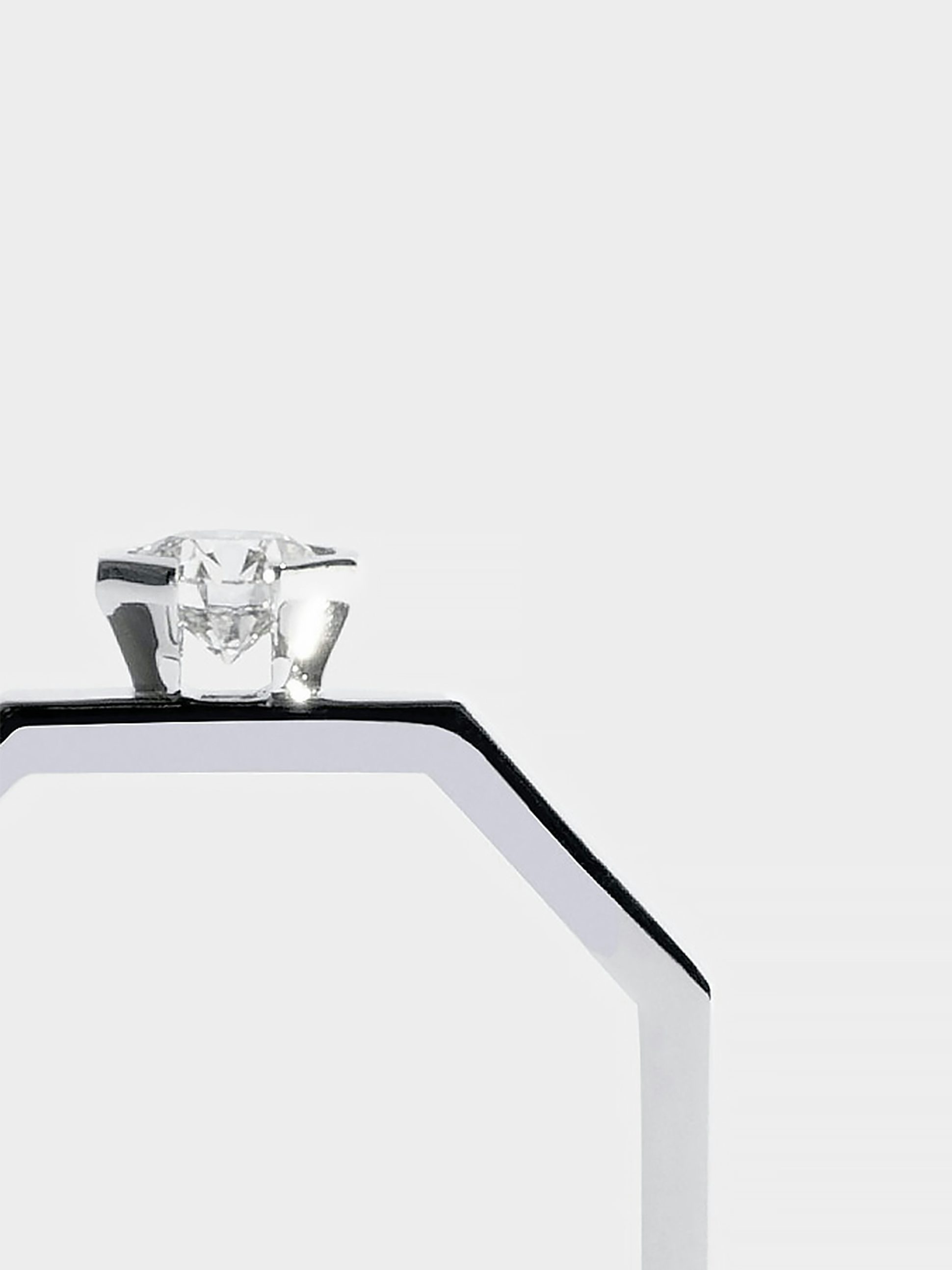 Solitaire Octogone simple en Or blanc éthique 18 carats certifié Fairmined serti d'un diamant de synthèse taille émeraude de 0,3 carat (qualité GVS)