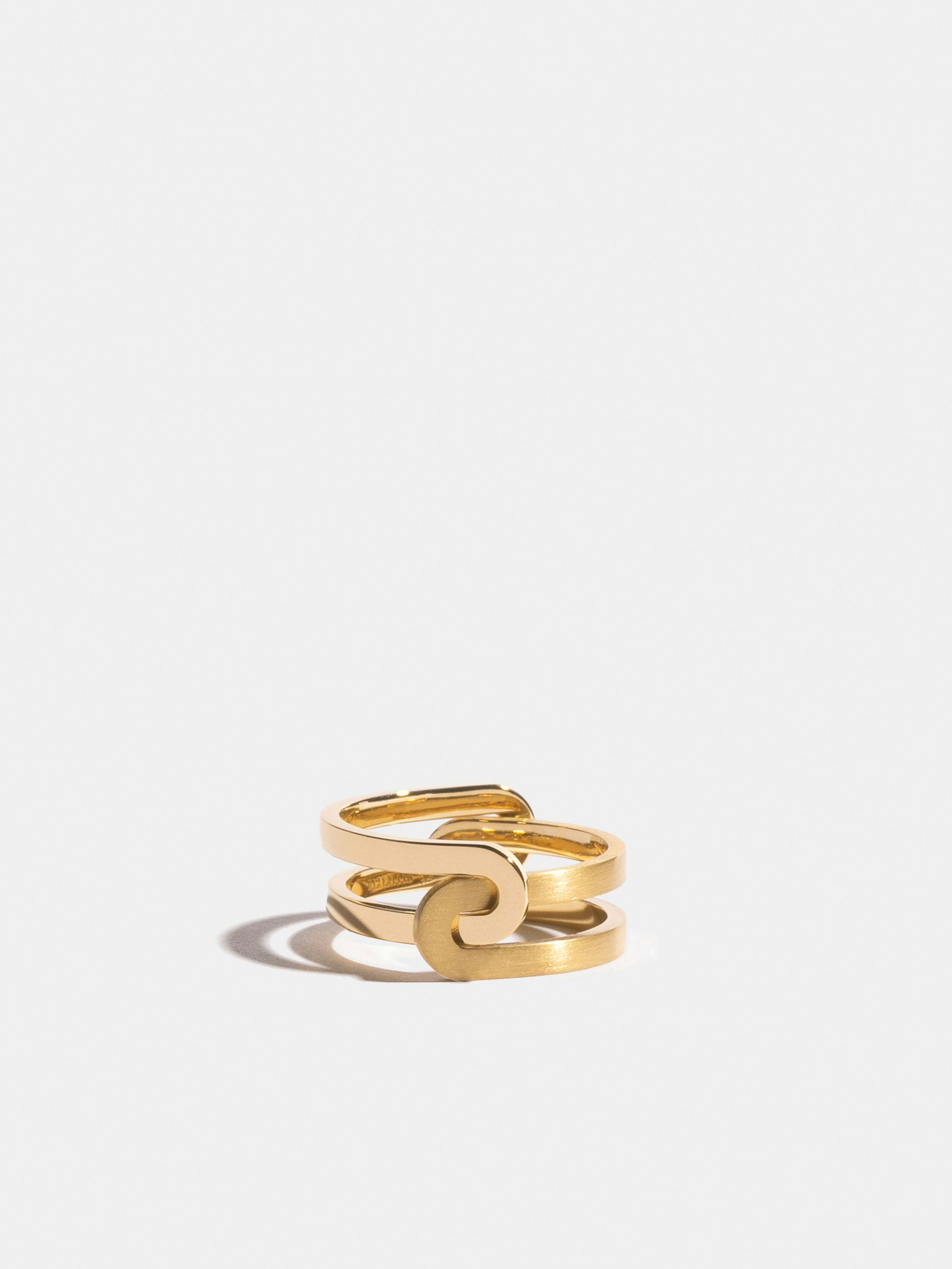 Bague Étreintes en Or jaune éthique 18 carats certifié Fairmined composée d'une demi-bague simple finition poli brillant et d'une demi-bague simple finition brossé.