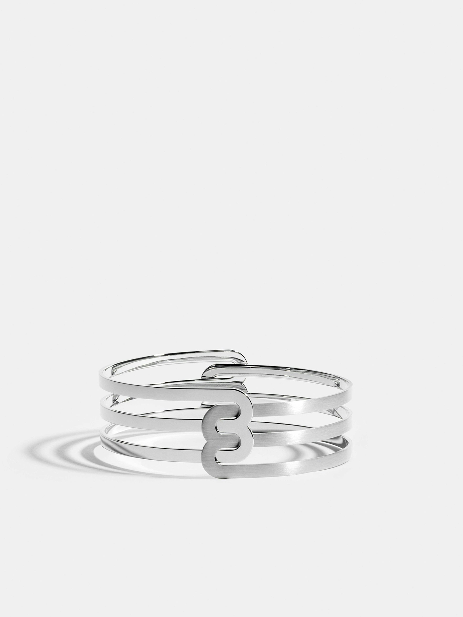 Bracelet Étreintes en Or blanc éthique 18 carats certifié Fairmined composé d'un demi-bracelet double finition poli-brillant et d'un demi-bracelet double finition brossée.