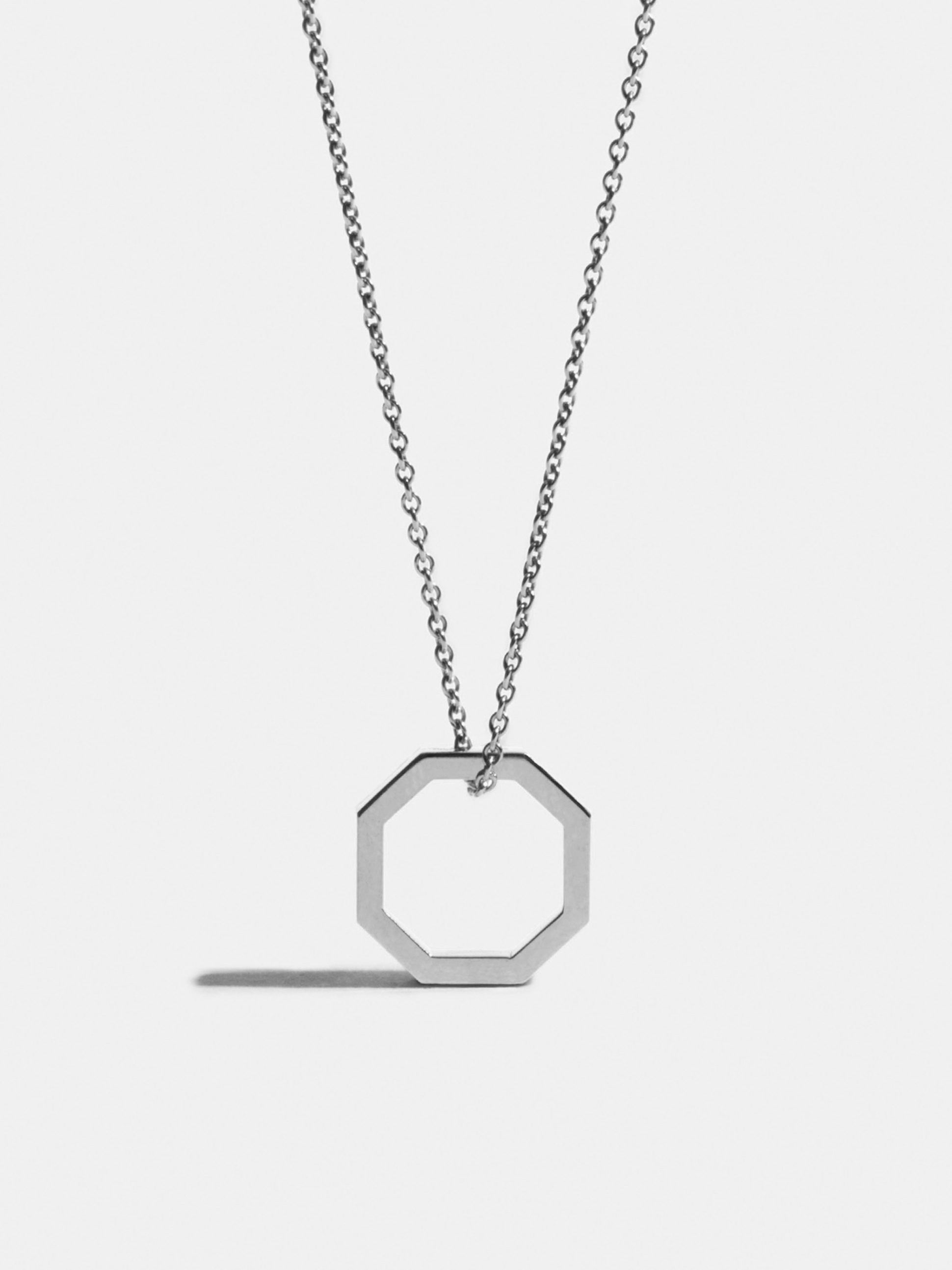 Pendentif Octogone de 14mm en Or blanc éthique Fairmined, sur chaîne.