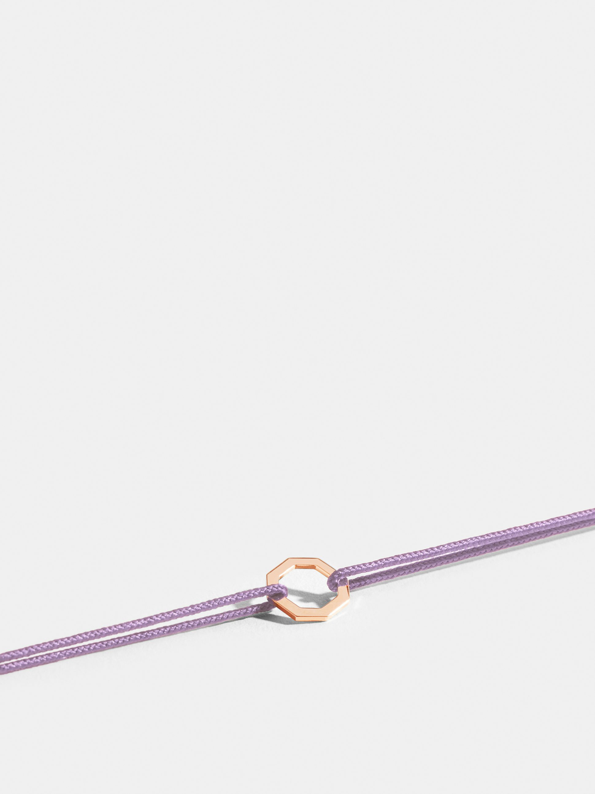 Motif Octogone en Or rose éthique 18 carats certifié Fairmined, sur cordon violet lilas.