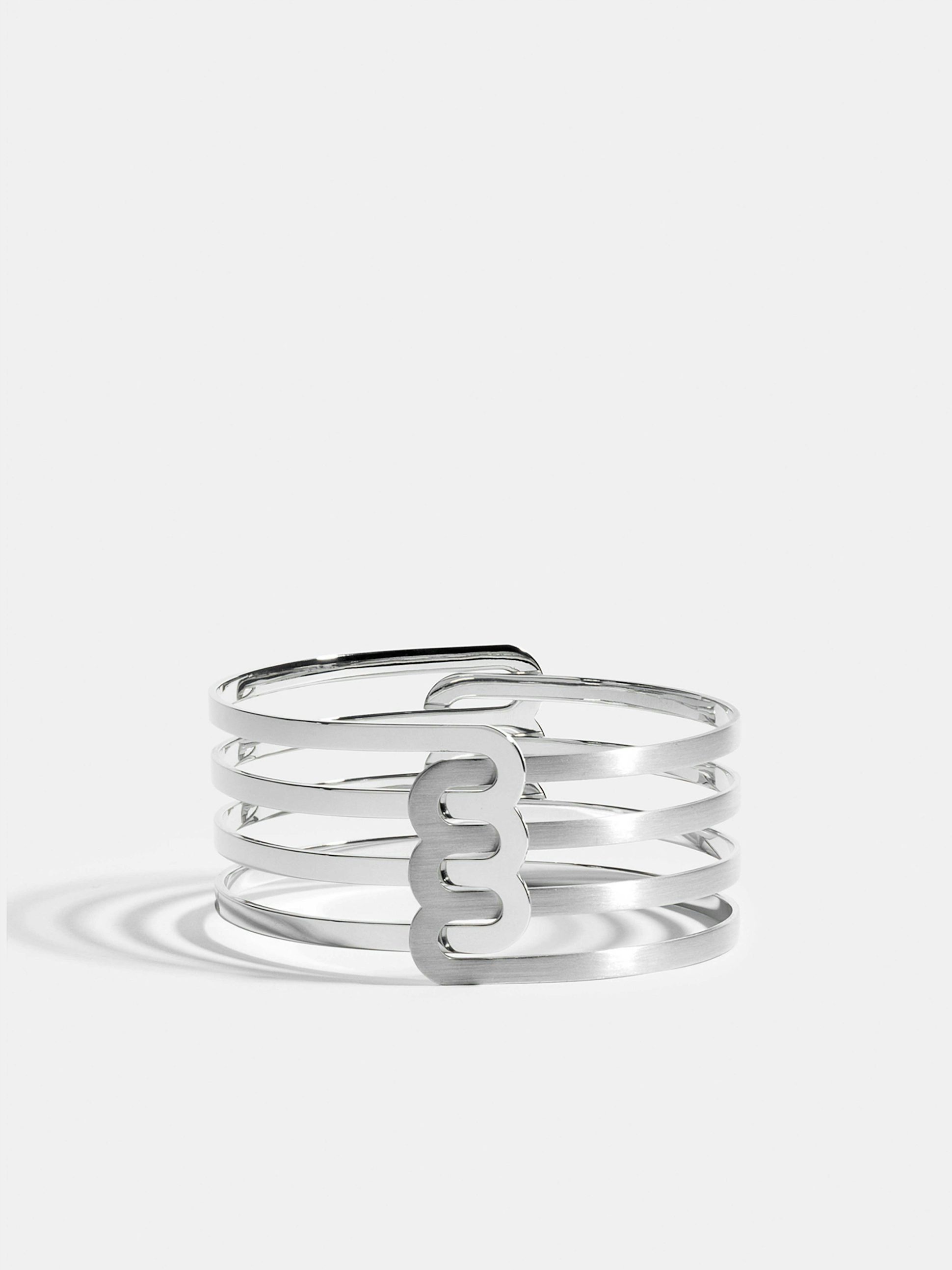 Bracelet Étreintes en Or blanc éthique 18 carats certifié Fairmined composé d'un demi-bracelet triple finition poli-brillant et d'un demi-bracelet triple finition brossée.