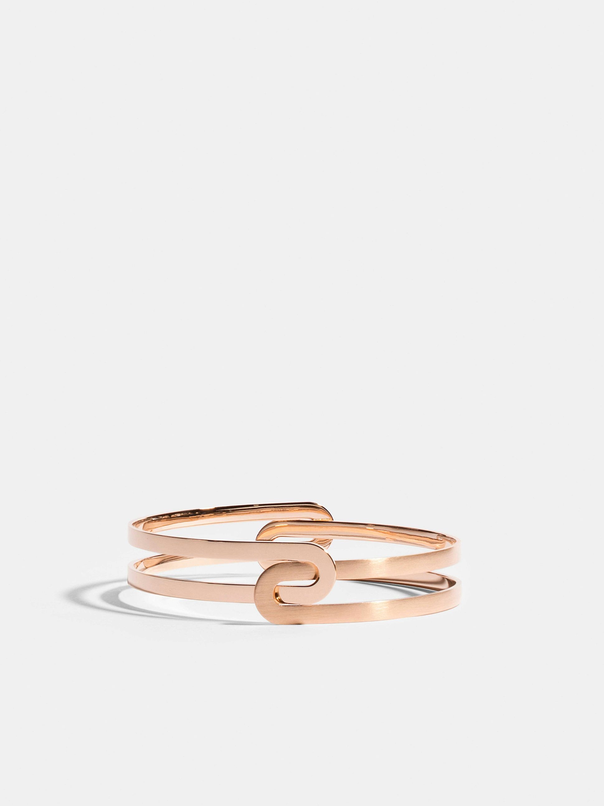 Bracelet Étreintes en Or rose éthique 18 carats certifié Fairmined composé d'un demi-bracelet simple finition poli-brillant et d'un demi-bracelet simple finition brossée.