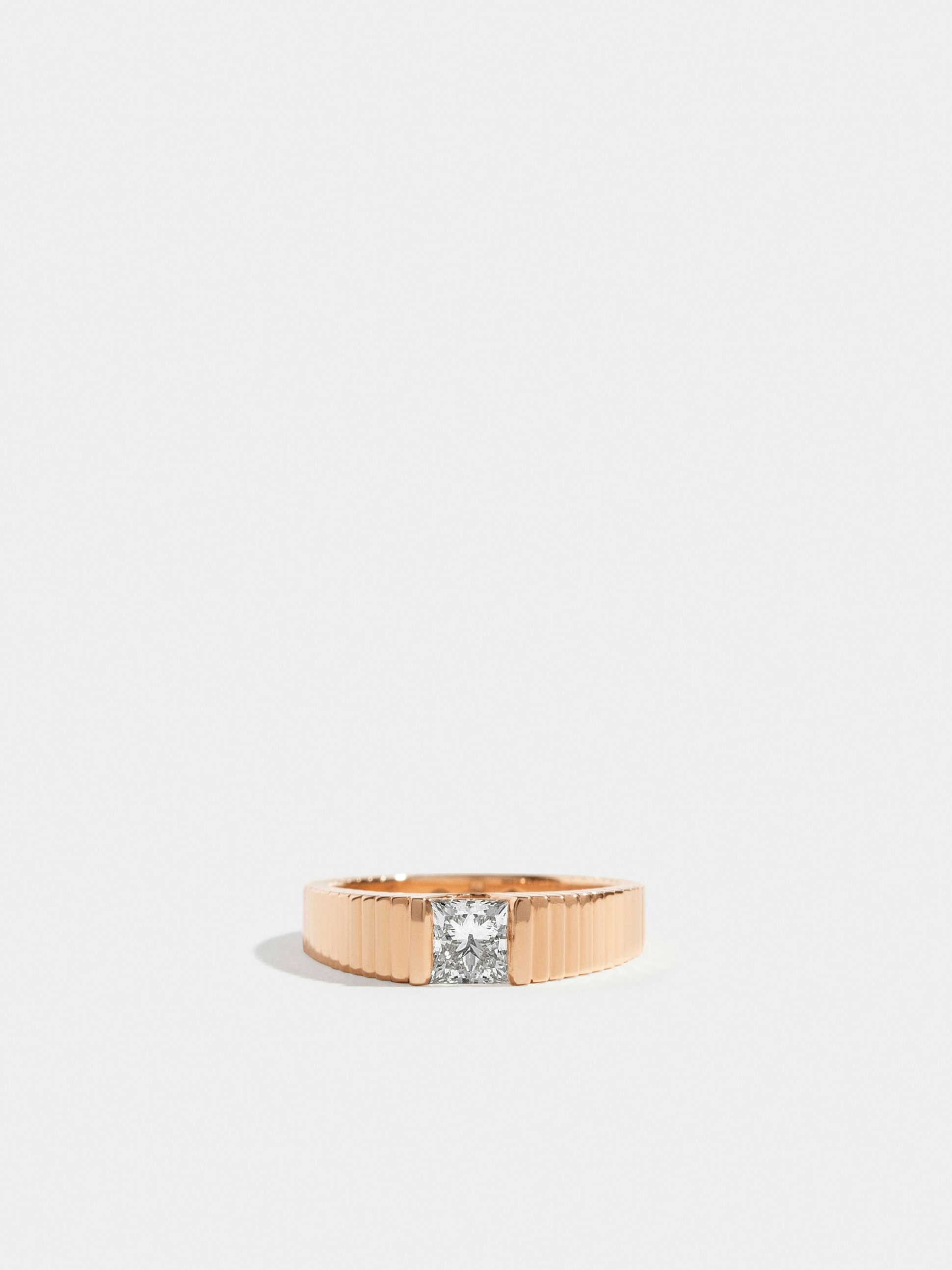 Solitaire Via en Or rose éthique 18 carats certifié Fairmined serti d'un diamant de synthèse taille princesse, à partir de 0,70 carat (qualité GVS).