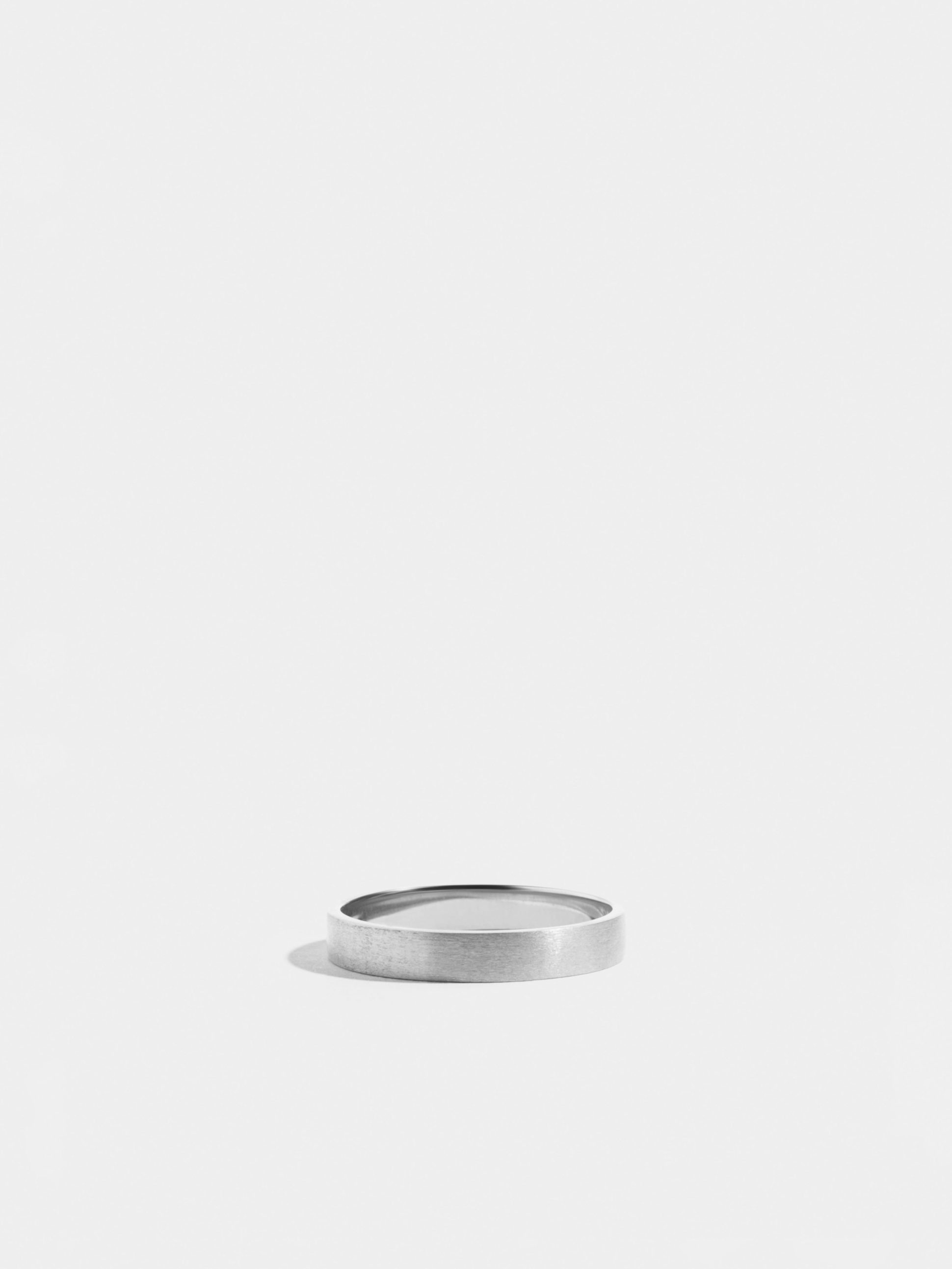 Alliance ruban plat brossé en Or blanc éthique 18 carats certifié Fairmined sur une largeur de 3,5mm.