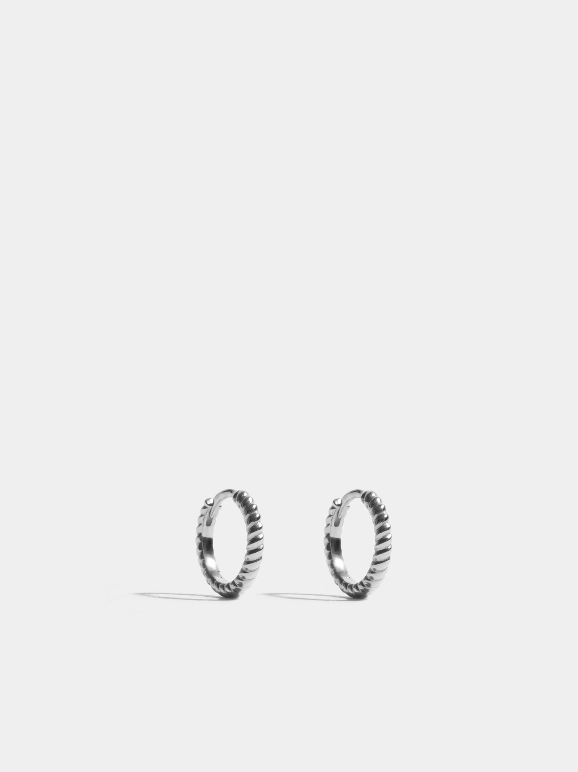 Boucles d'oreilles Anagramme torsadée en Or blanc éthique 18 carats certifié Fairmined