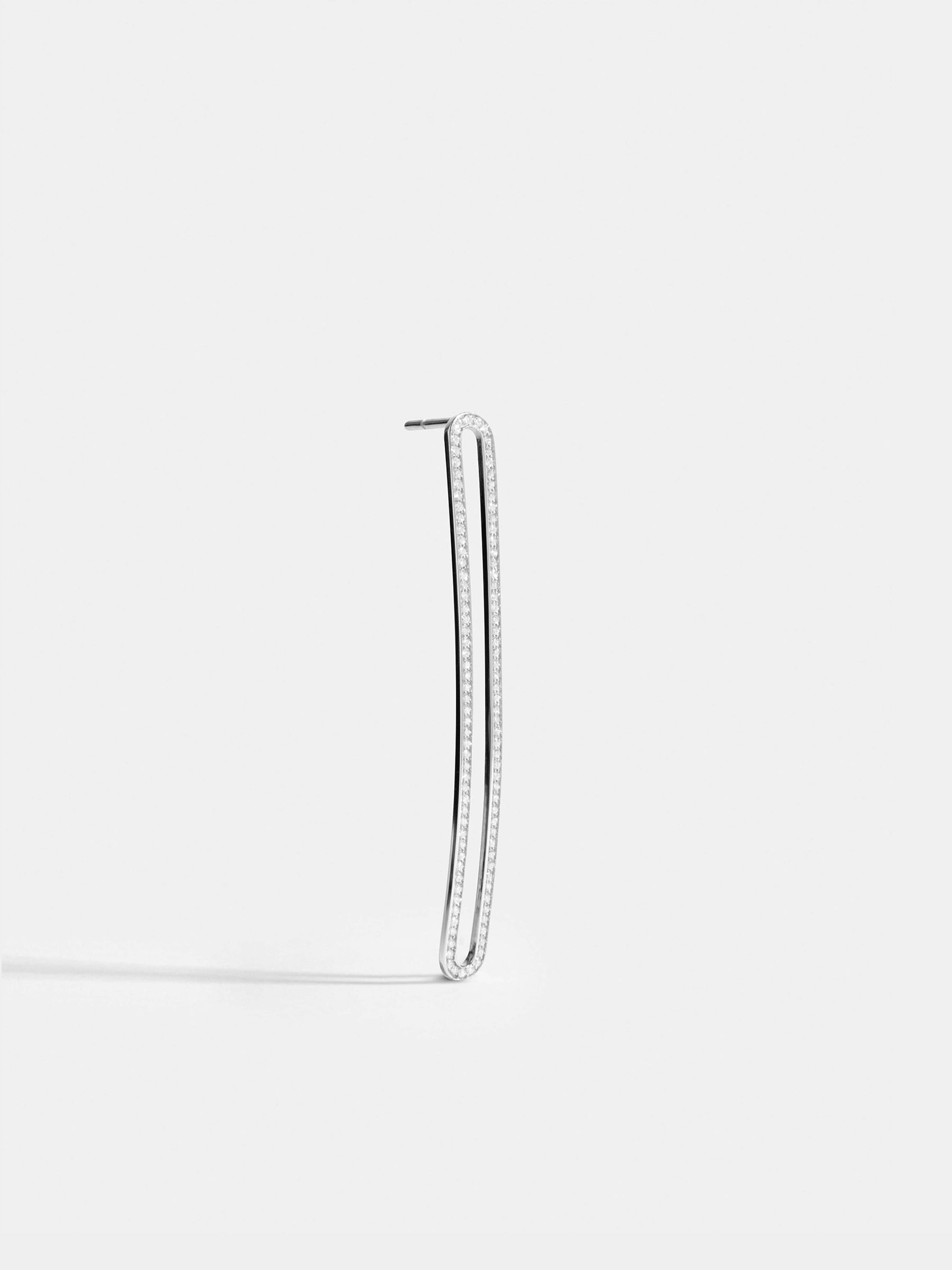 Boucle d'oreille Étreintes en Or blanc éthique 18 carats certifié Fairmined et pavée de diamants de synthèse, l'unité.