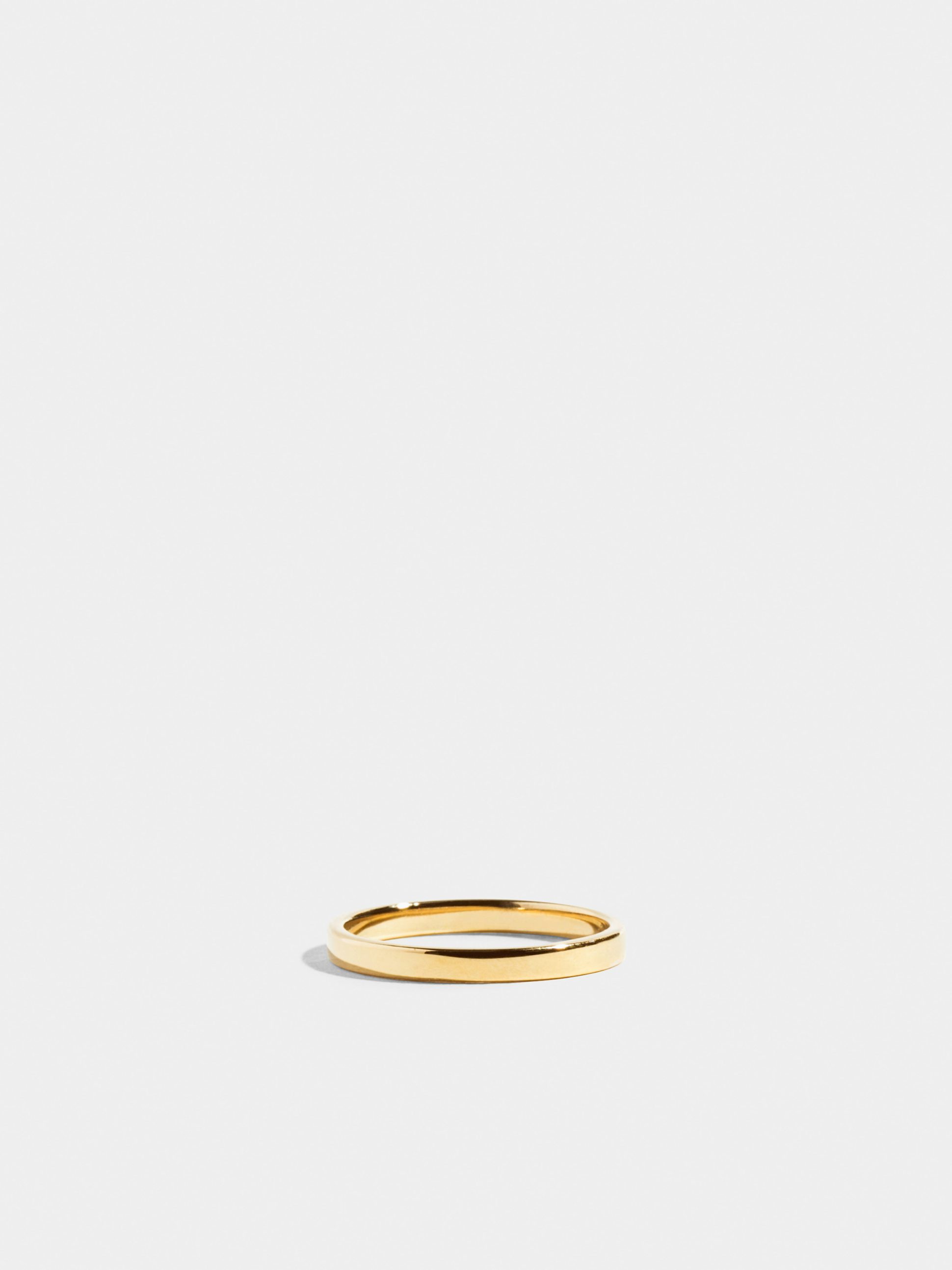 Alliance ruban plat en Or jaune éthique 18 carats certifié Fairmined sur une largeur de 2mm.