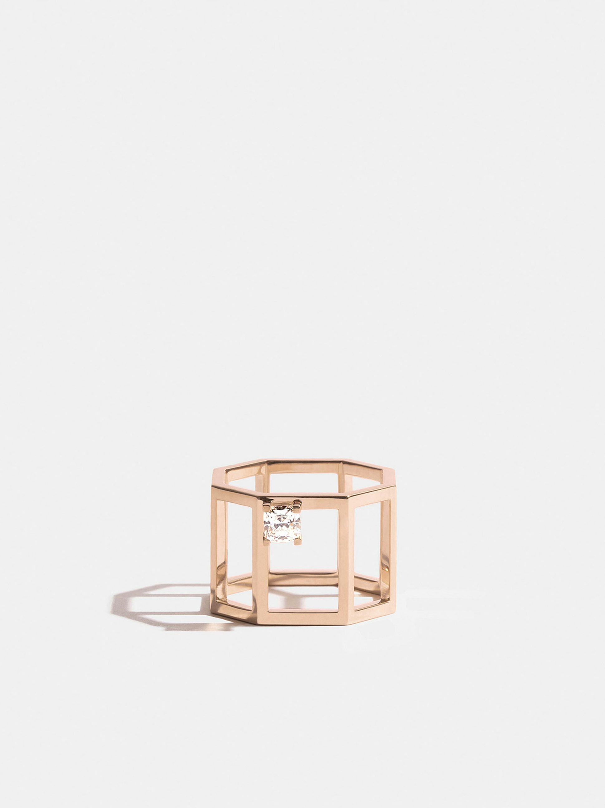 Bague Octogone structurée en Or rose éthique 18 carats certifié Fairmined et sertie d'un diamant de synthèse taille coussin de 0,35 carat