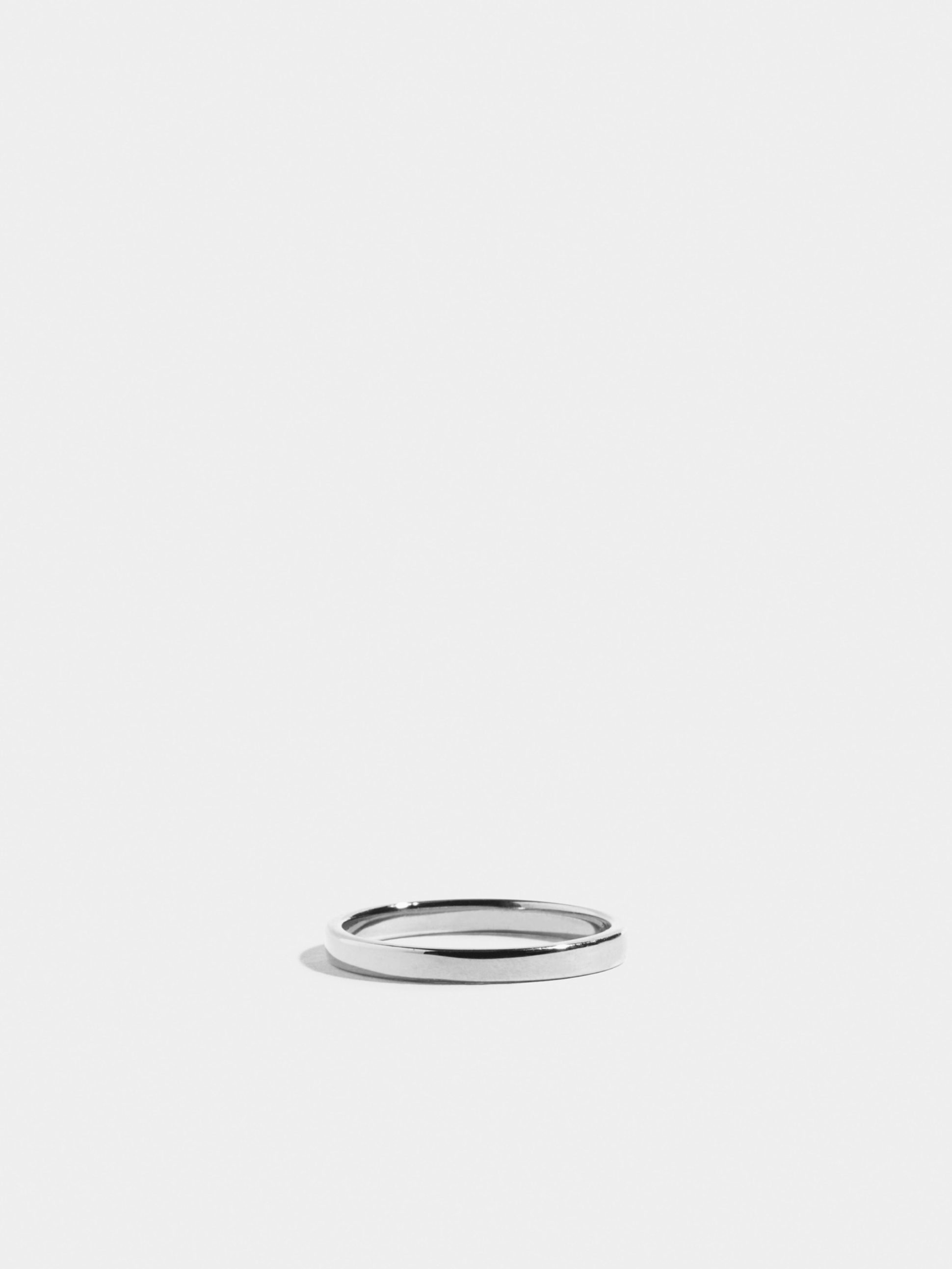 Alliance ruban plat en Or blanc éthique 18 carats certifié Fairmined sur une largeur de 2mm.