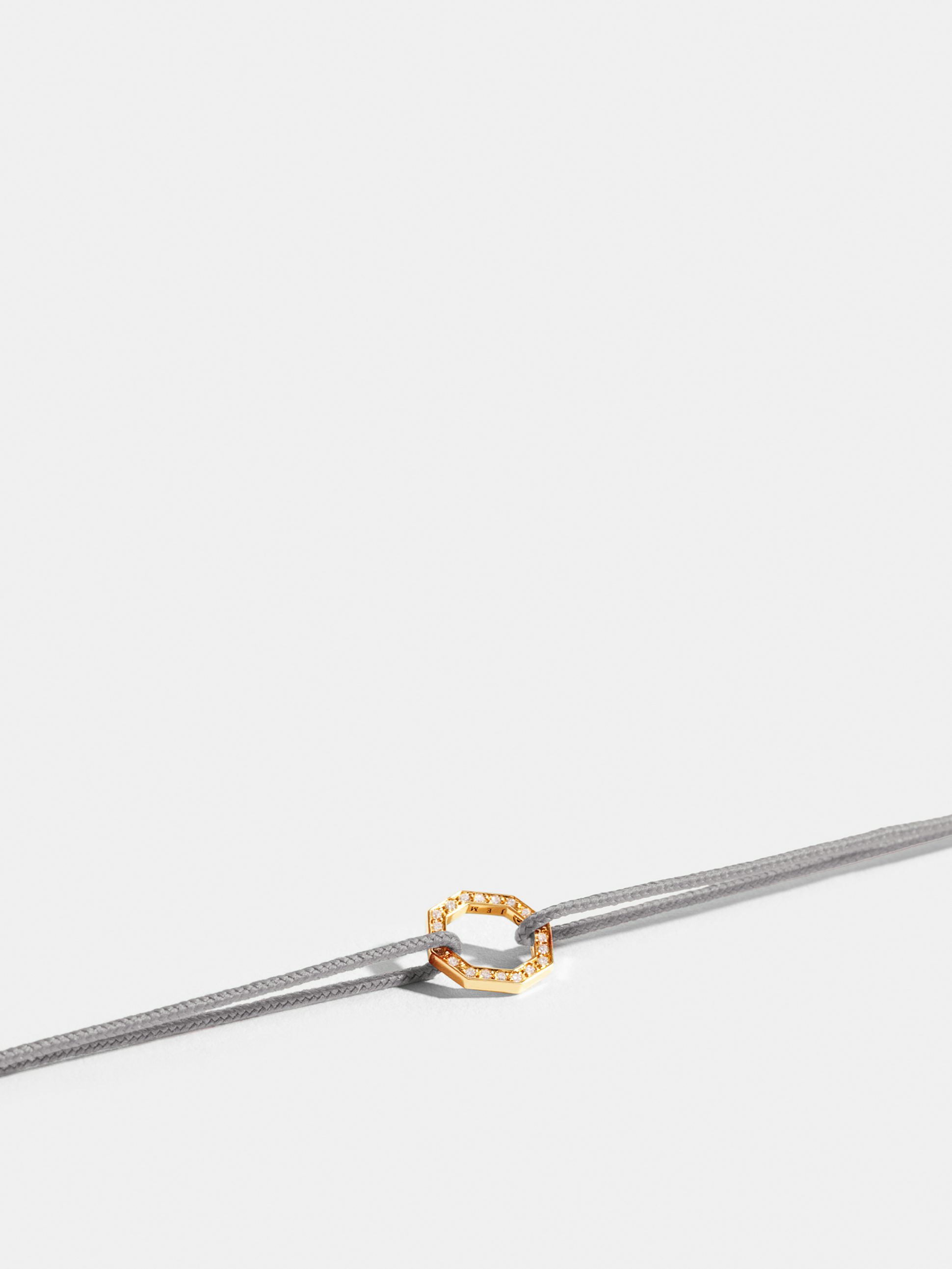 Motif Octogone en Or jaune éthique 18 carats certifié Fairmined et pavé de diamants de synthèse, sur cordon gris perlé.