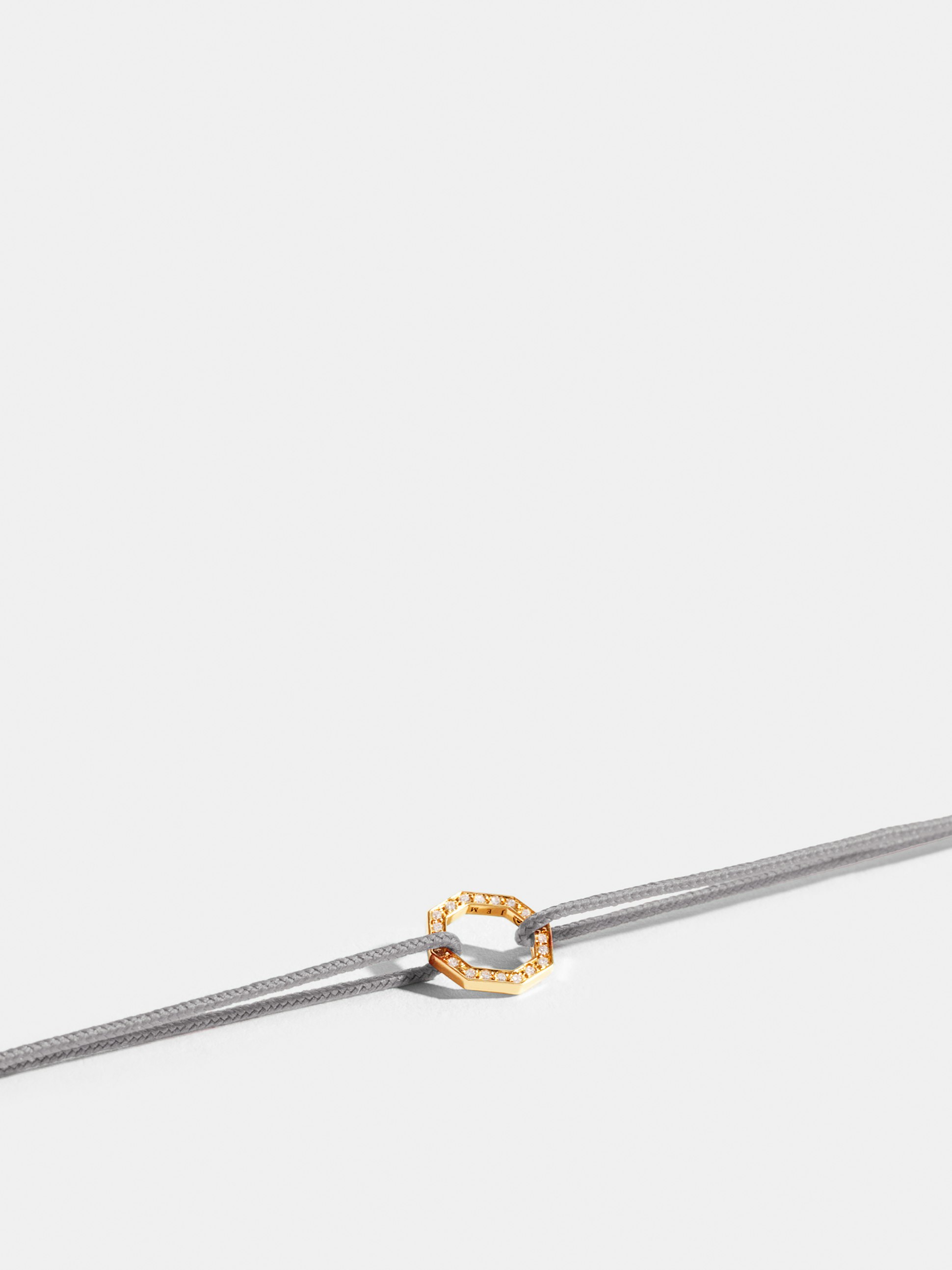 Motif Octogone en Or jaune éthique 18 carats certifié Fairmined et pavé de diamants de synthèse, sur cordon gris perlé.