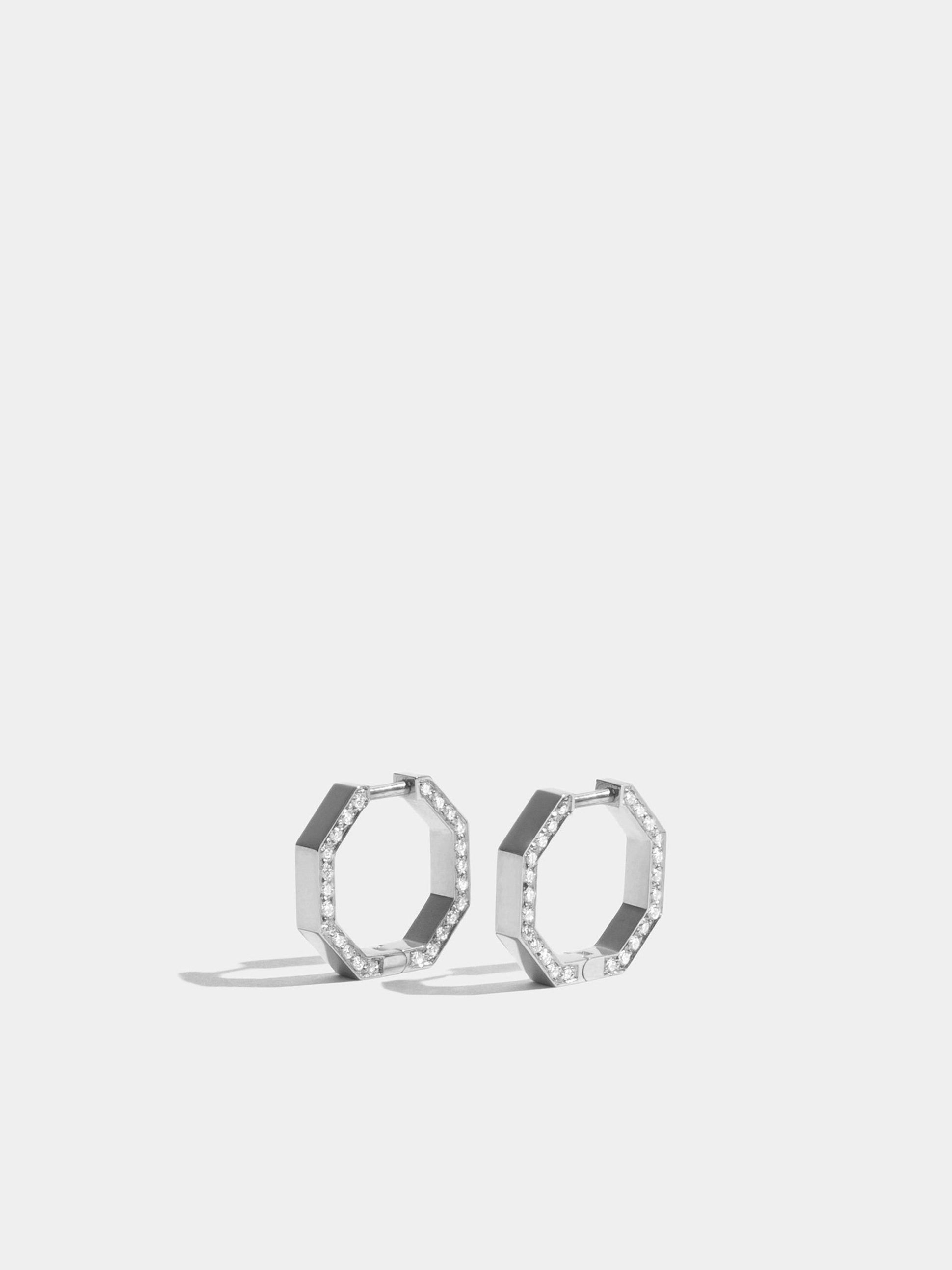 Boucles d'oreilles Octogone en Or blanc éthique 18 carats certifié Fairmined (13mm) et pavées de diamants de synthèse sur la tranche, la paire.