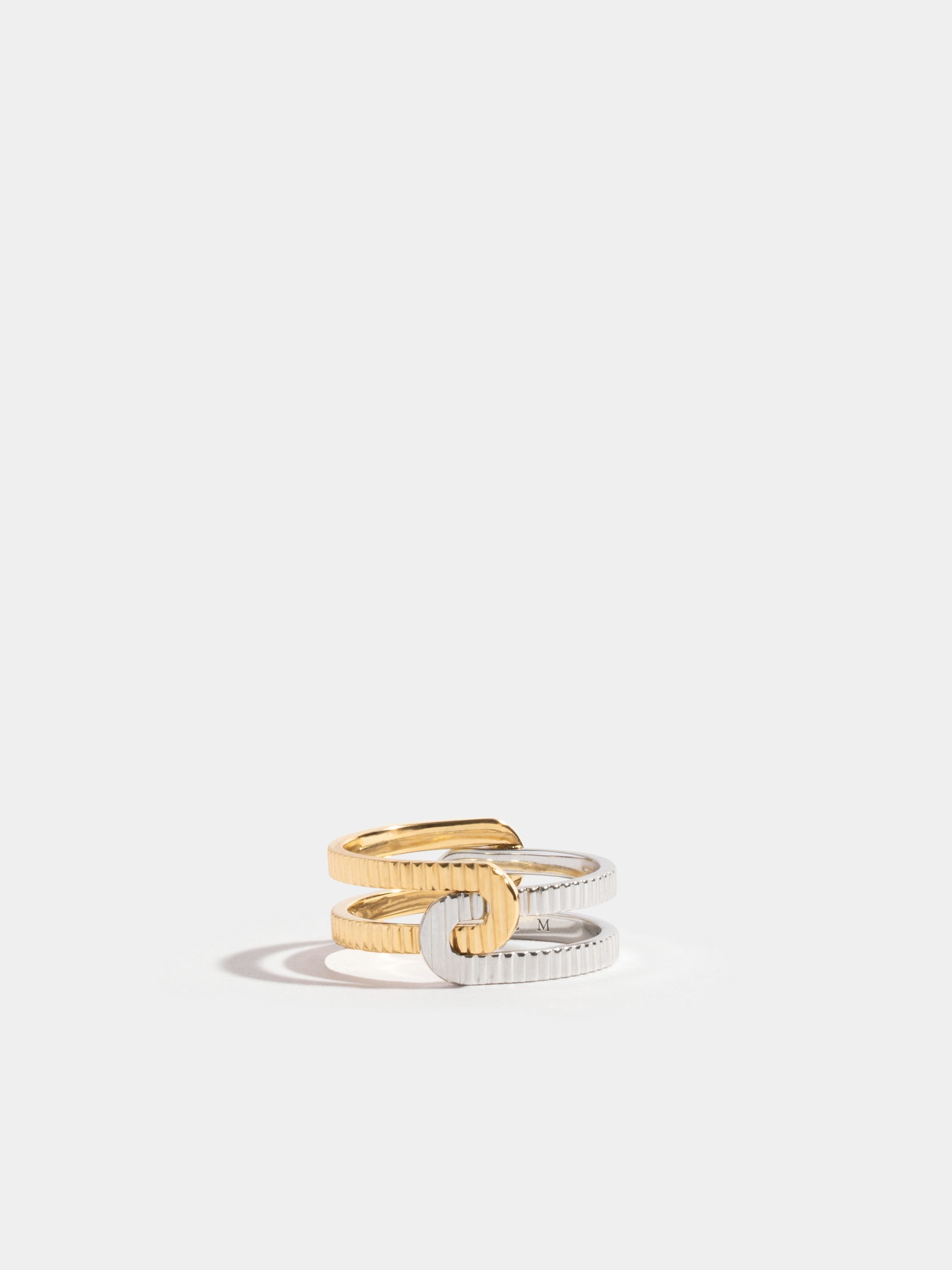 Bague Étreintes en Or jaune et blanc éthique 18 carats certifié Fairmined composée de deux demi-bagues simples finition poli-brillant.