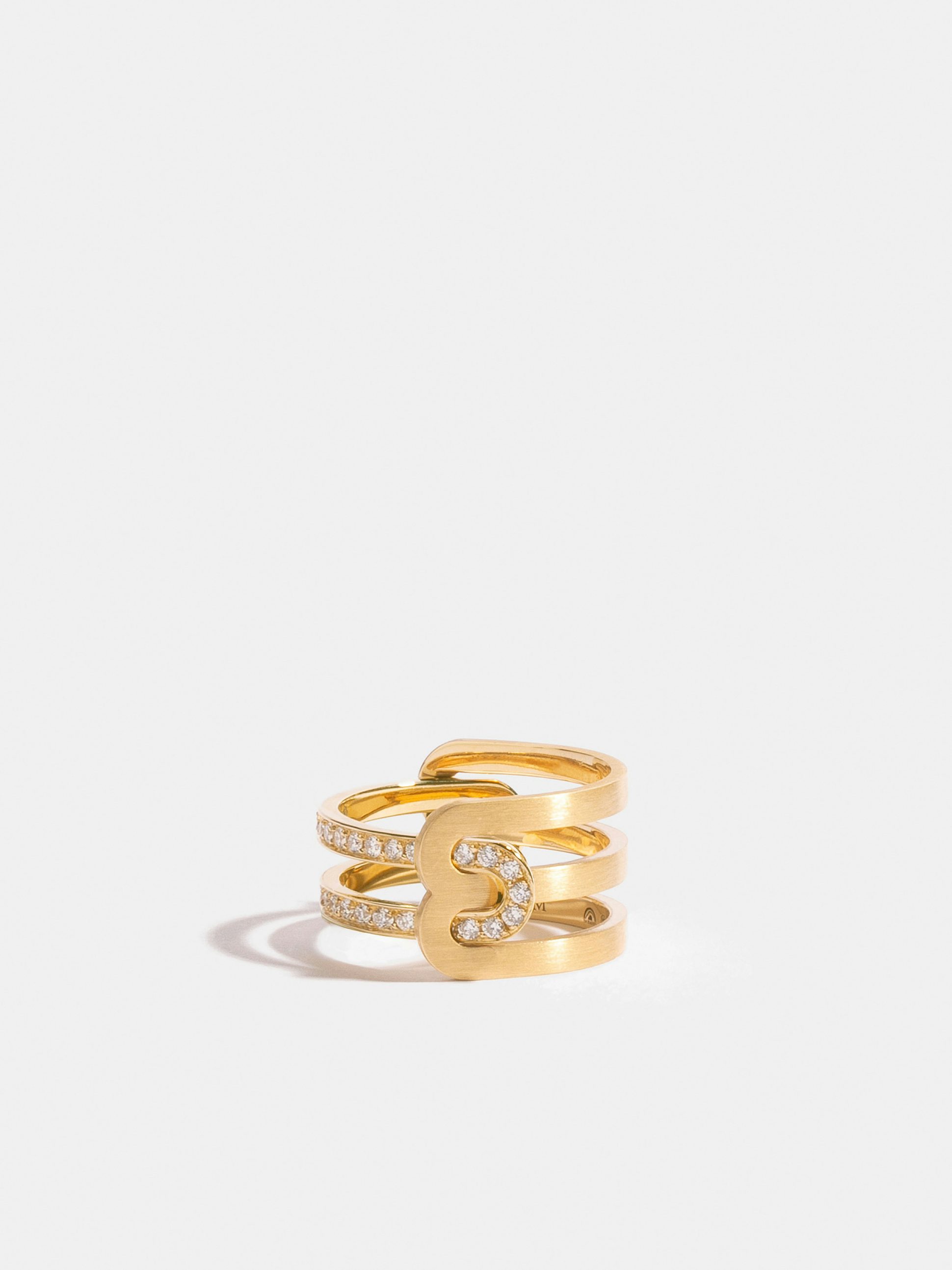 Bague Étreintes en Or jaune éthique 18 carats certifié Fairmined composée d'une demi-bague simple pavée en entier de diamants de synthèse et d'une demi-bague double finition brossée.