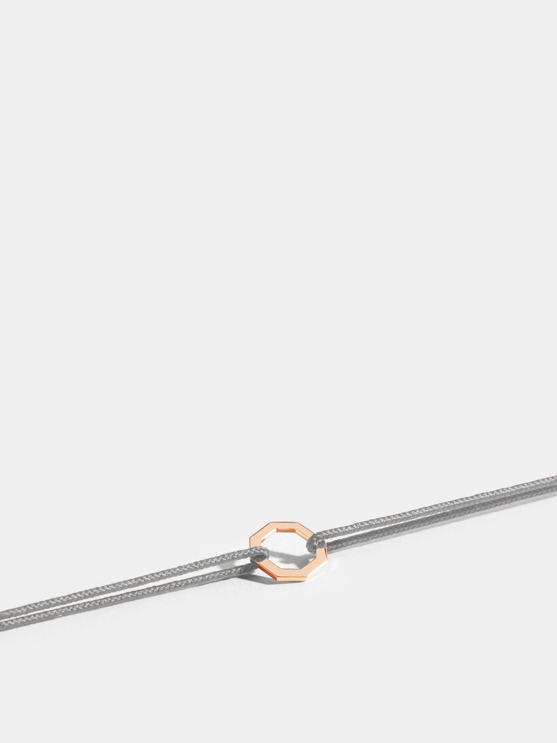 Motif Octogone en Or rose éthique 18 carats certifié Fairmined, sur cordon gris perlé.