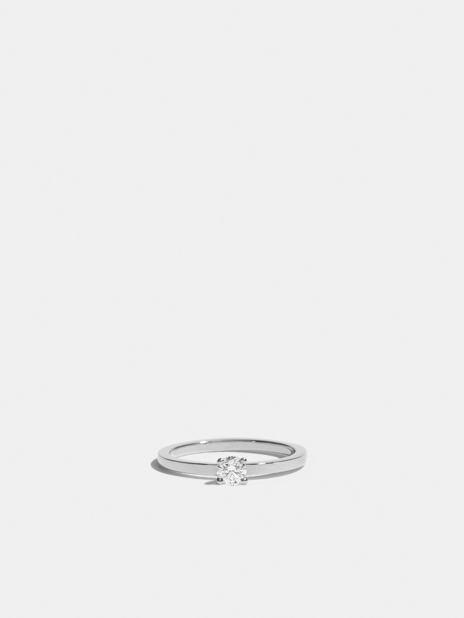 Solitaire Anagramme flat ribbon in white gold 18k Fairmined ethical set with a 0.30 carat brilliant cut synthetic diamond