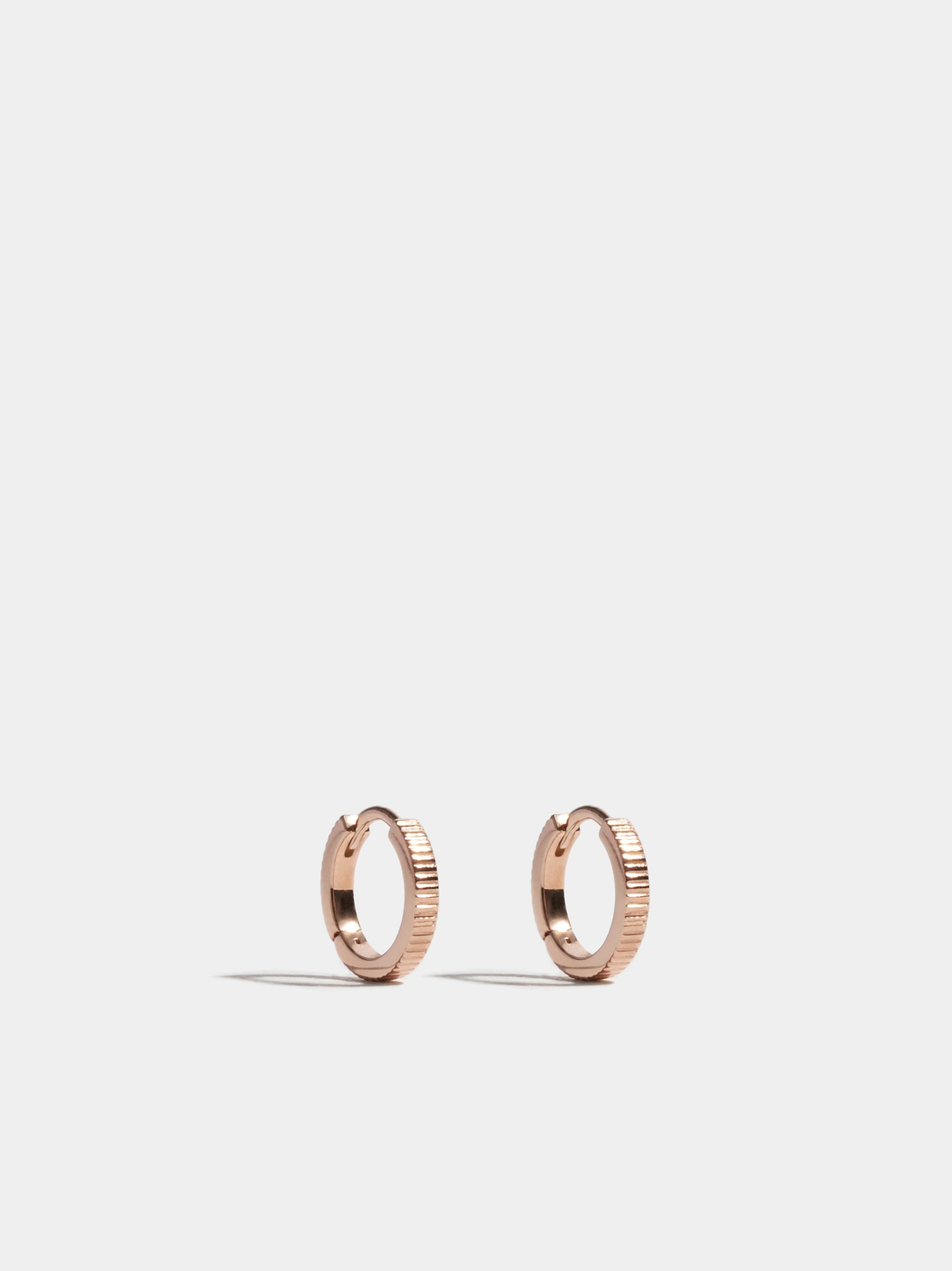 Boucles d'oreilles Anagramme godronnée en Or rose éthique 18 carats certifié Fairmined