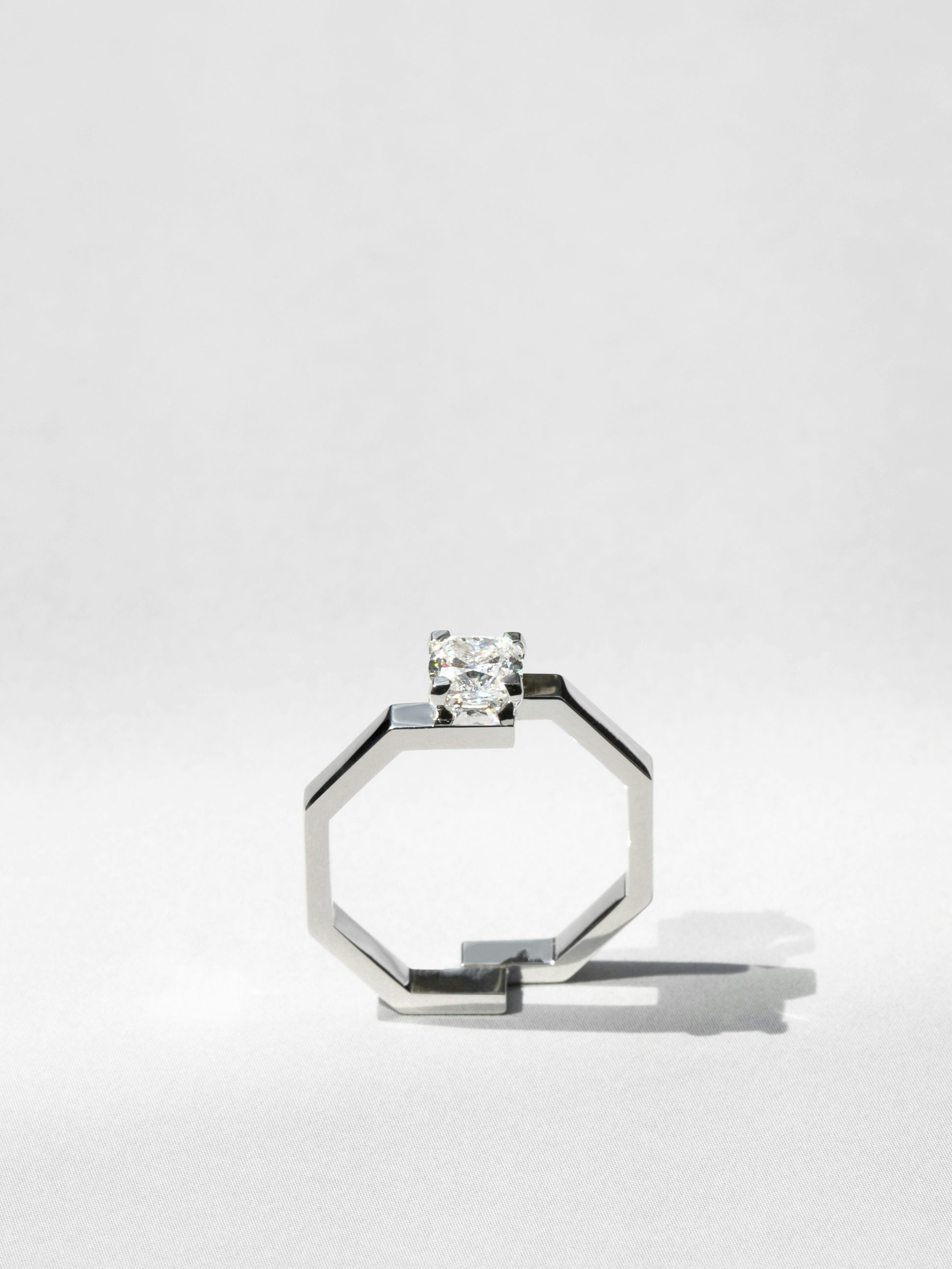 Solitaire Octogone en Or blanc éthique 18 carats certifié Fairmined serti d'un diamant de synthèse taille coussin de 0,7 carat (qualité GVS).
