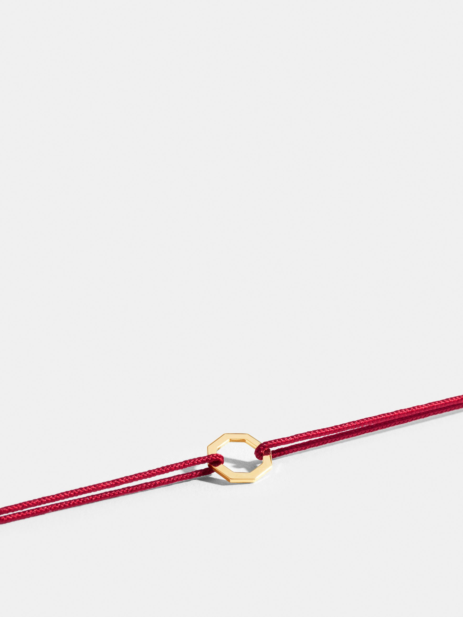 Motif Octogone en Or jaune éthique 18 carats certifié Fairmined, sur cordon rouge carmin.