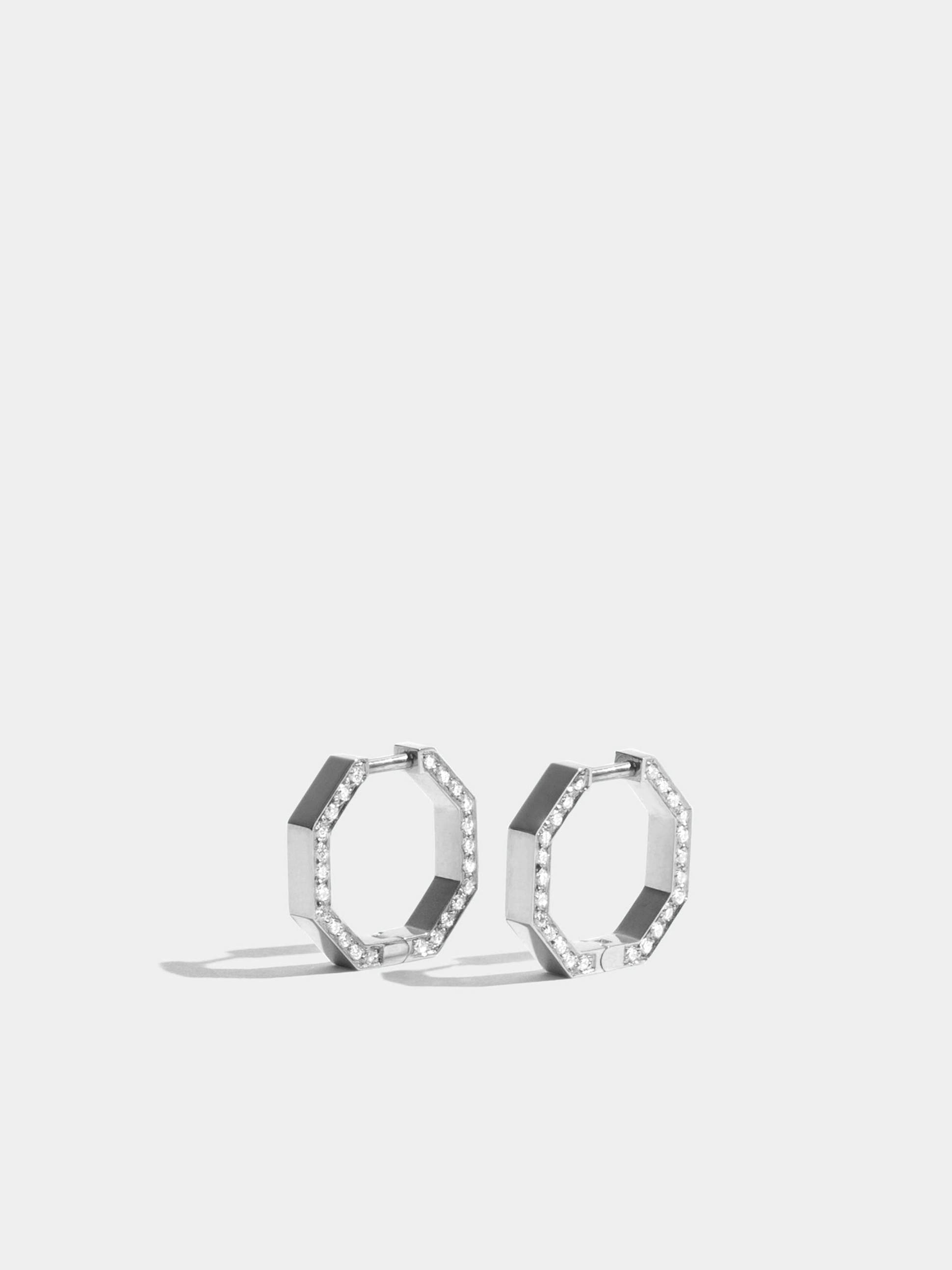 Octogone 13mm single-loop in 18k Fairmined ethical white gold, paved with lab-grown diamonds on the edge, the unity. 